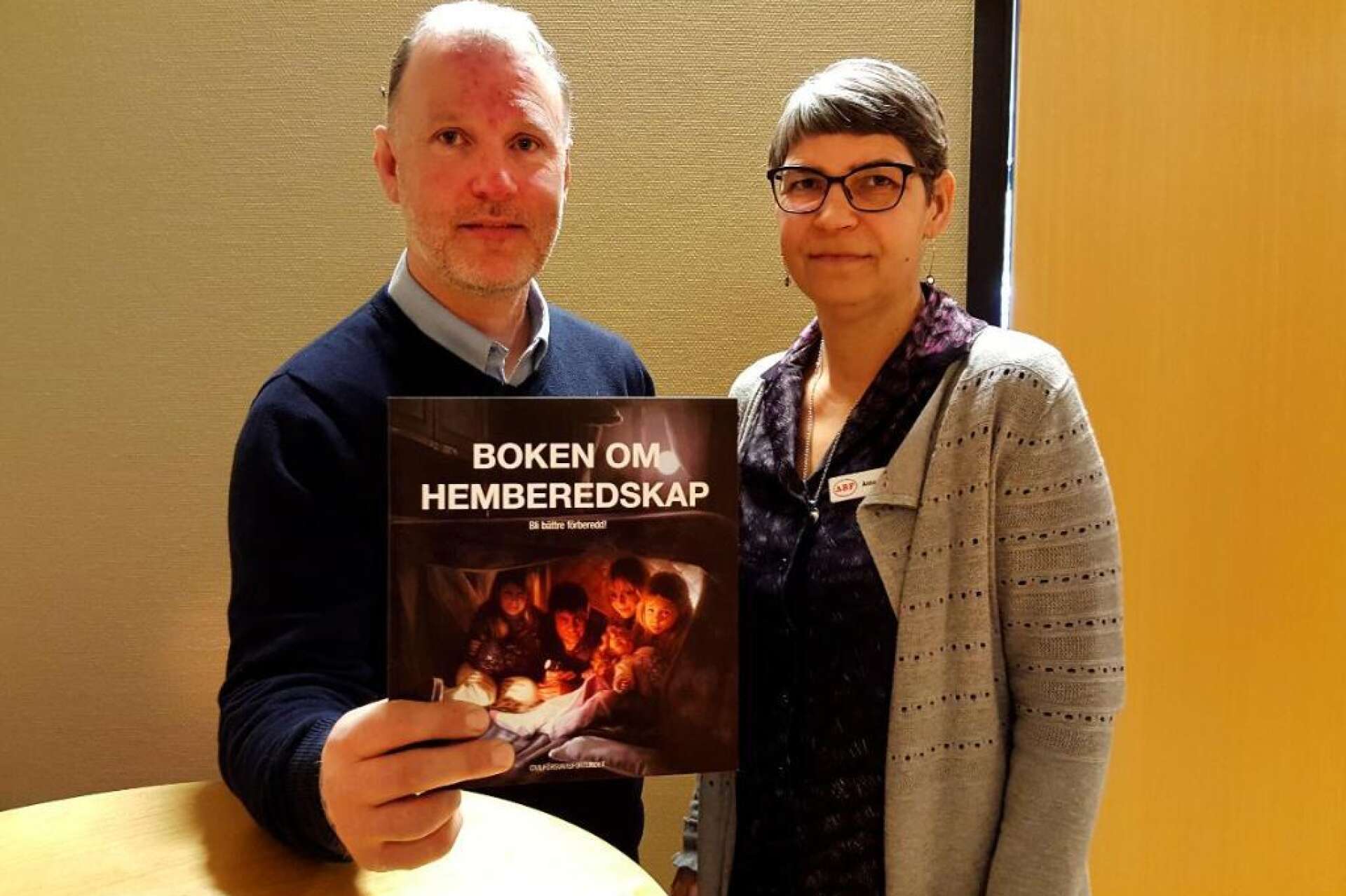 Tomas Warberg, Civilförsvarsförbundet, och Anna Sundkvist Kräutner, ABF Värmland, jobba för att höja krisberedskapen hos värmlänningarna, bland annat med hjälp av en nyutkommen bok.