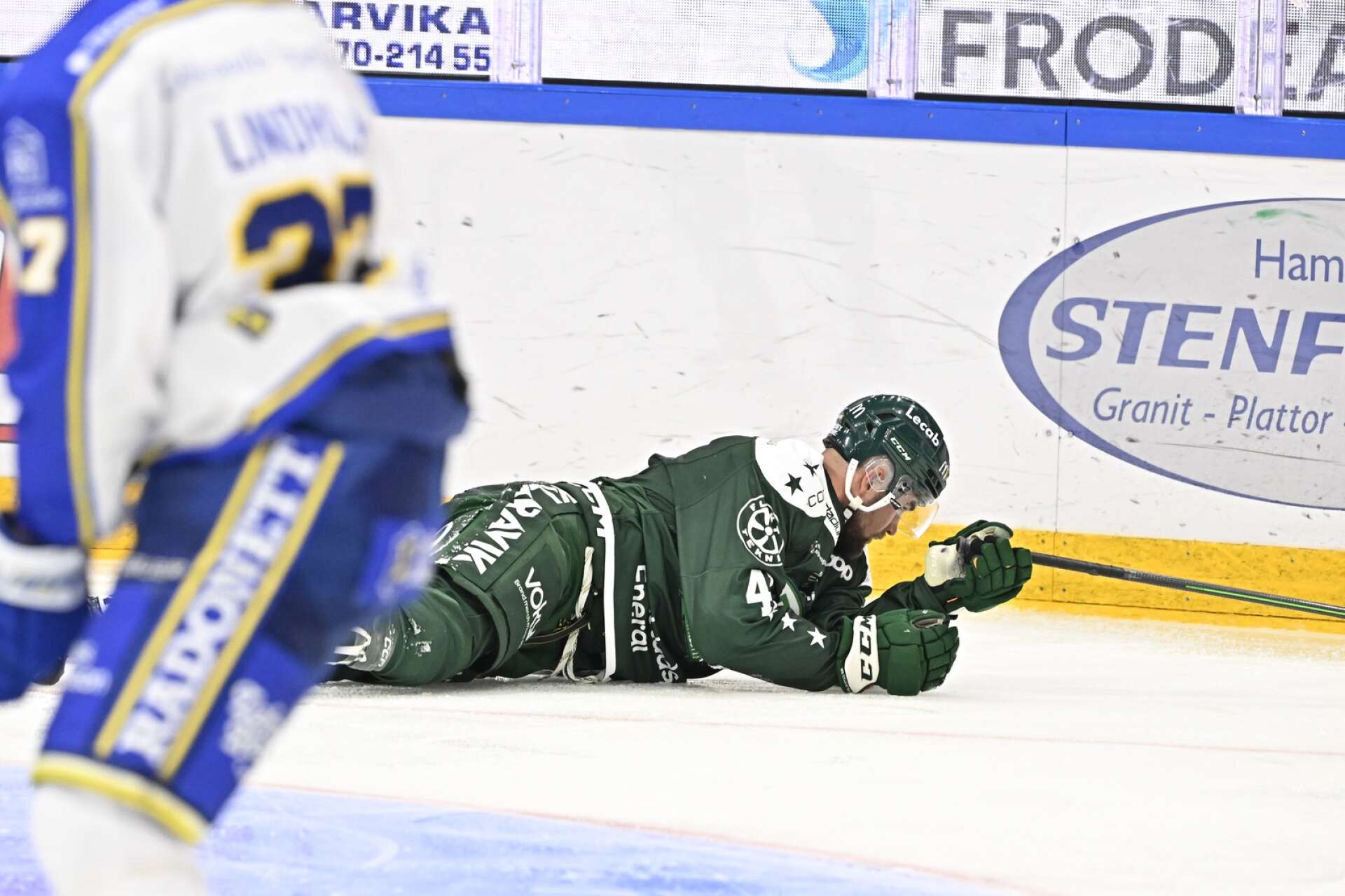 Henrik Björklund tvingades lämna isen efter att ha fått en huvudtackling av Leksands Anton Lindholm. 