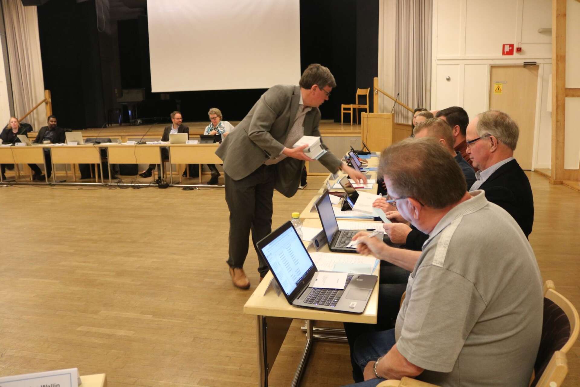 Det blev sluten omröstning på Essungas kommunfullmäktige efter att SD först fram sin egen kandidat som kommunstyrelsens andre vice ordförande. Kommunsekreterare Fredrik Persson delade ut valsedlar.