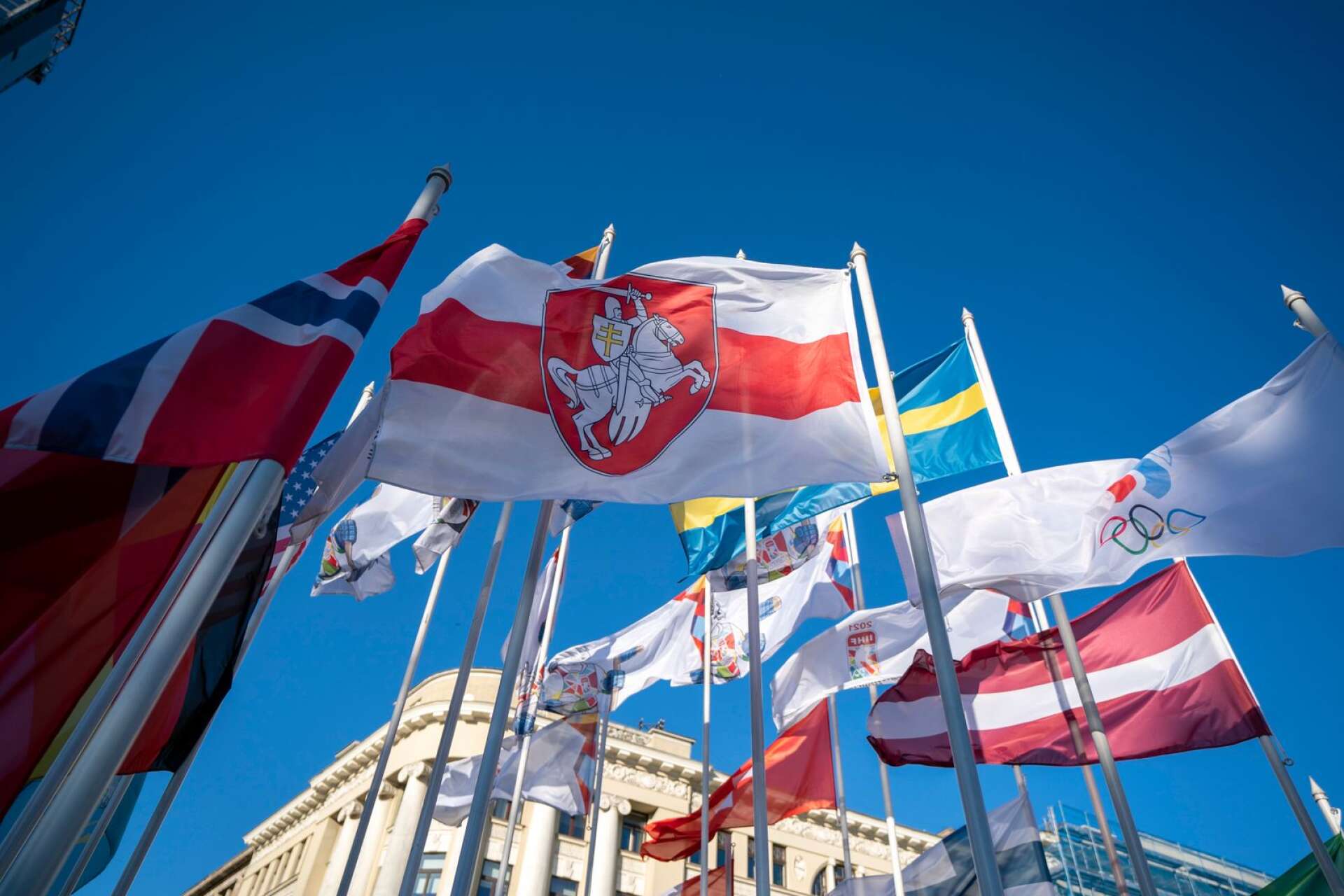 I Riga har borgmästaren Martins Stakis tagit ned regimens nationella flagga och hissat det fria Belarus vit-röd-vita flagga, skriver Christian Holm Barenfeld.