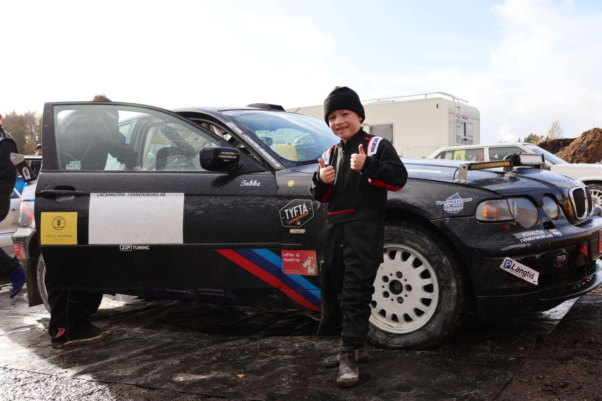 Rallysprint Gapungebyn i BengtsforsLeon Adolfsson, 8 år, har en egen rallydräkt.Hans förebild är rutinerade Lars-Göran (L-G) Jansson, SMK Trollhättan, som han håller extra på.Han är redan en del i teamet med en BMW Compact.
