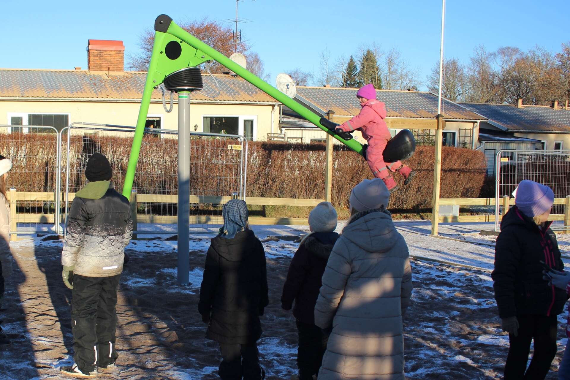 Många lyckliga barn testade de nya lekredskapen när lekplatsen i Arentorp invigdes.