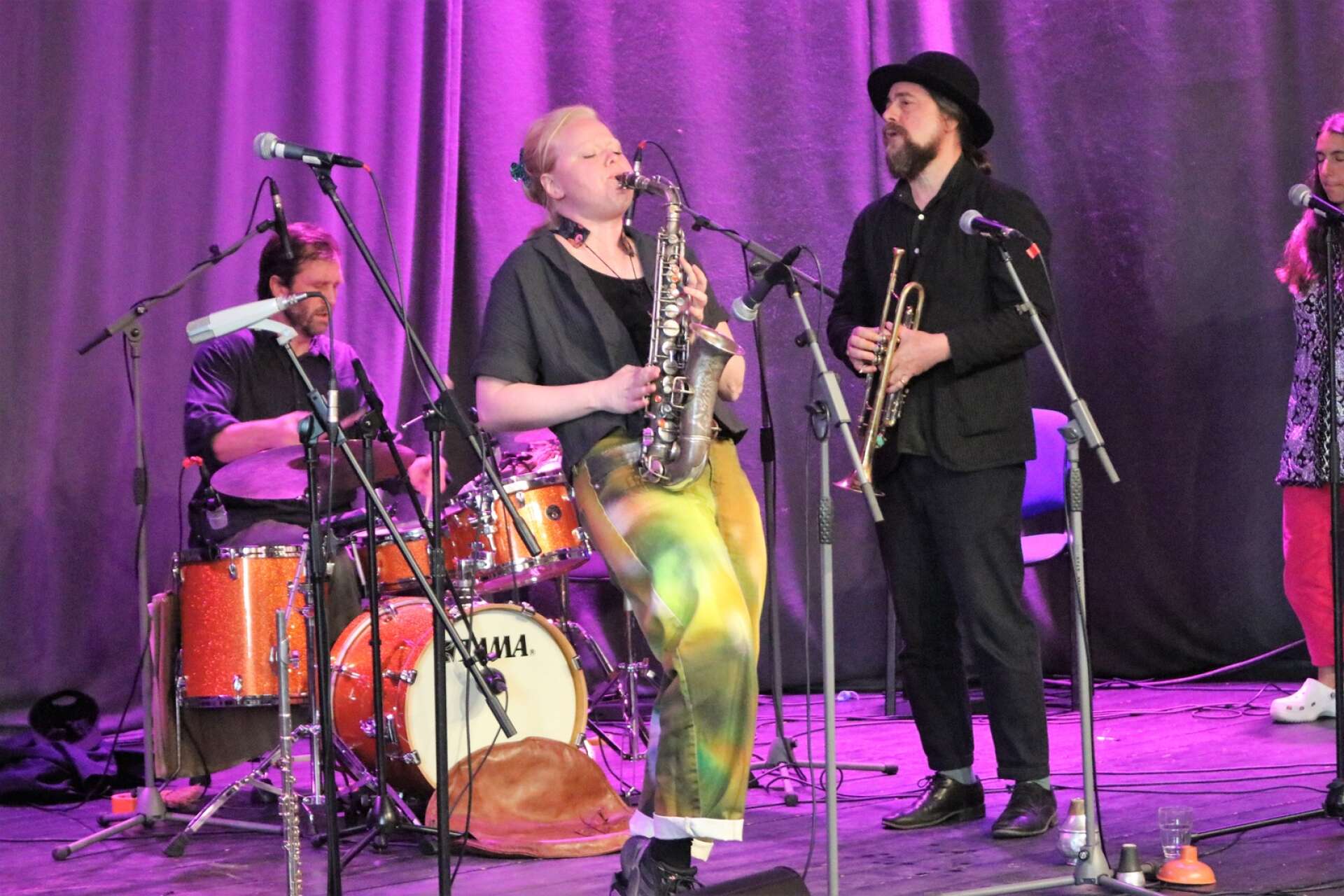 Danska saxofonisten Mette Rasmussen bjöd på stor energi.