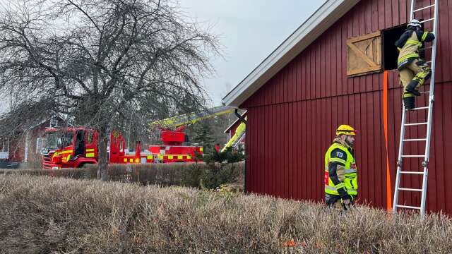Det började brinna i undertaket på en villa i Degerfors på söndagen.
