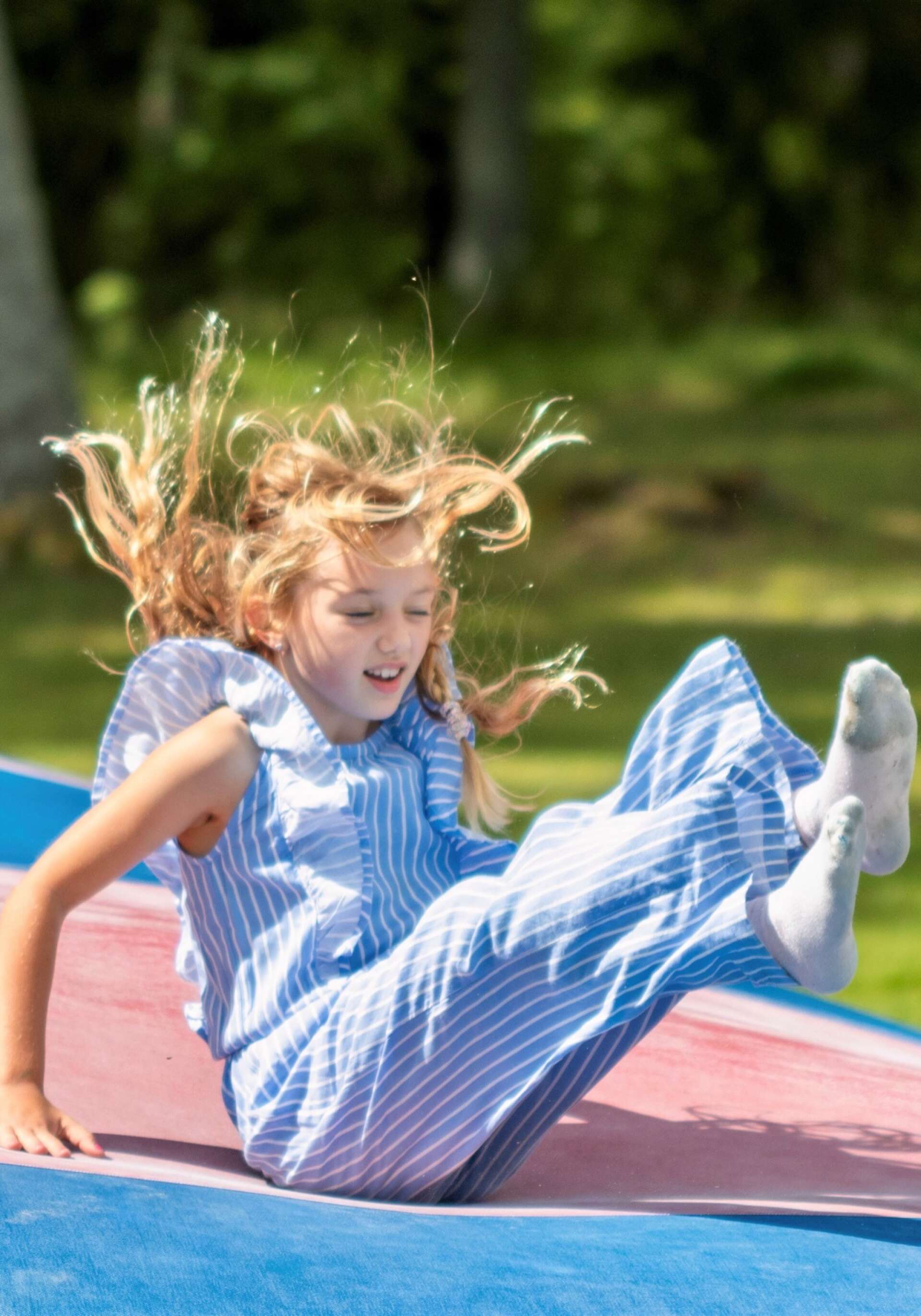 Alice, 9, hoppar studsmatta på Duse. Bilden är tagen av Anders Leander.