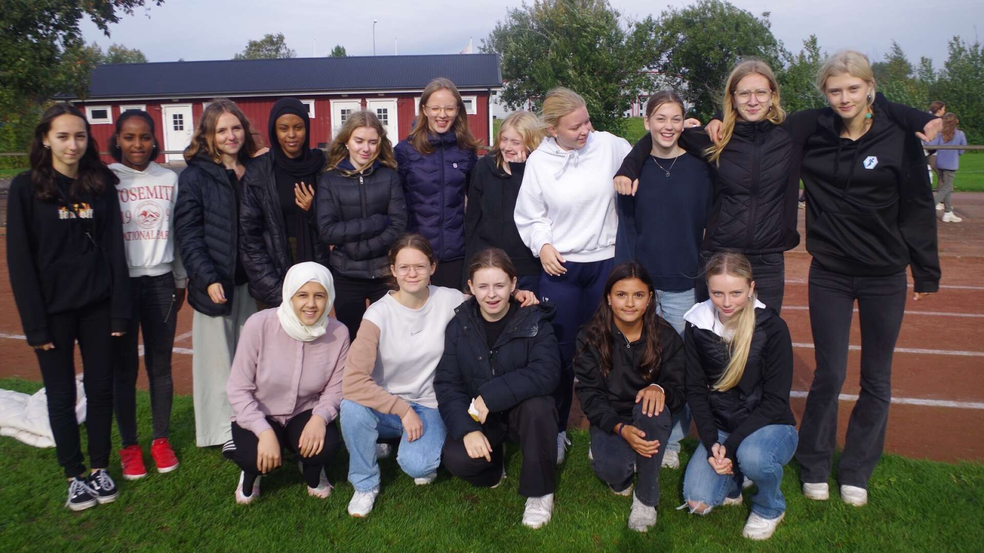 Elever från Tegnérskolans årskurs 9 skötte föredömligt funktionärsskap vid friidrotten för årskurs 4-6 på Sporthälla.