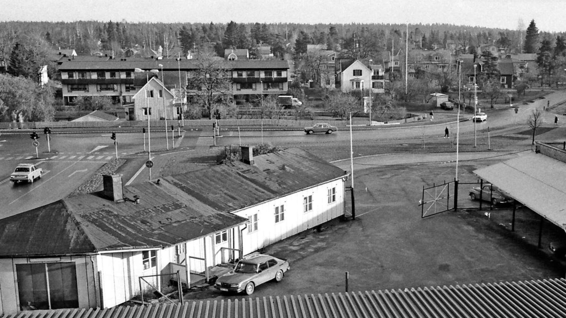 Gamla busscentralen fanns kvar 1987 när denna bild togs. Då hade den inte längre någon koppling till busstrafiken. Längst till höger skymtar man busskiosken på Nytorget och längre bort den numera rivna norra paviljongen vid skolan. 