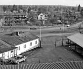Gamla busscentralen fanns kvar 1987 när denna bild togs. Då hade den inte längre någon koppling till busstrafiken. Längst till höger skymtar man busskiosken på Nytorget och längre bort den numera rivna norra paviljongen vid skolan. 