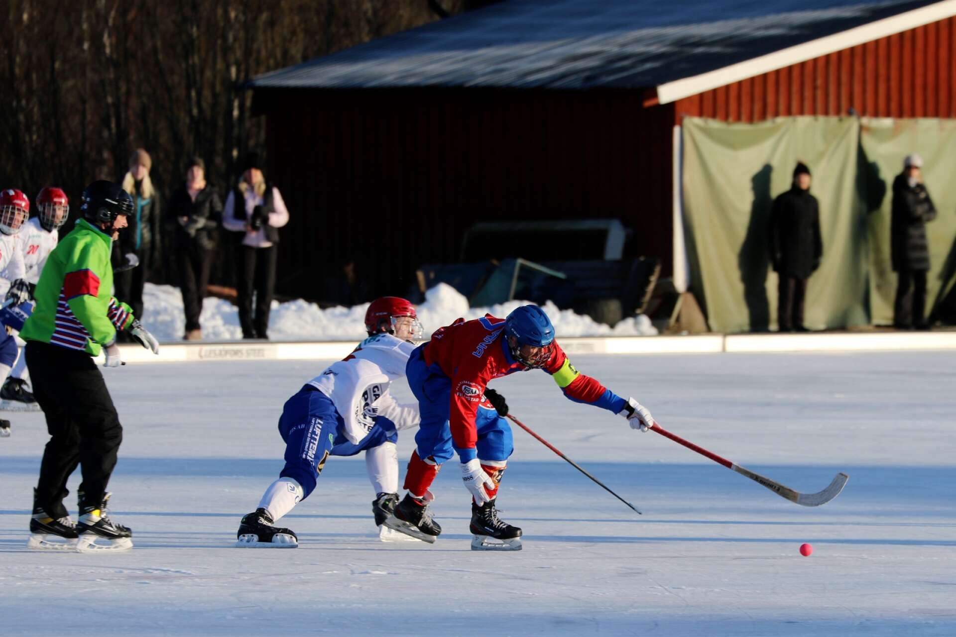 Säsongens första match på Stålvallen spelades i strålande sol.Lesjöfors/Filipstad mötte Finspång. 
