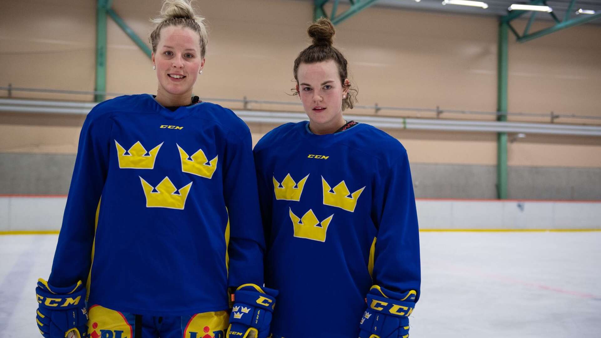 Olivia Carlsson och Emma Murén är de värmländska profilerna i Sveriges trupp som spelar OS-kval på hemmaplan.