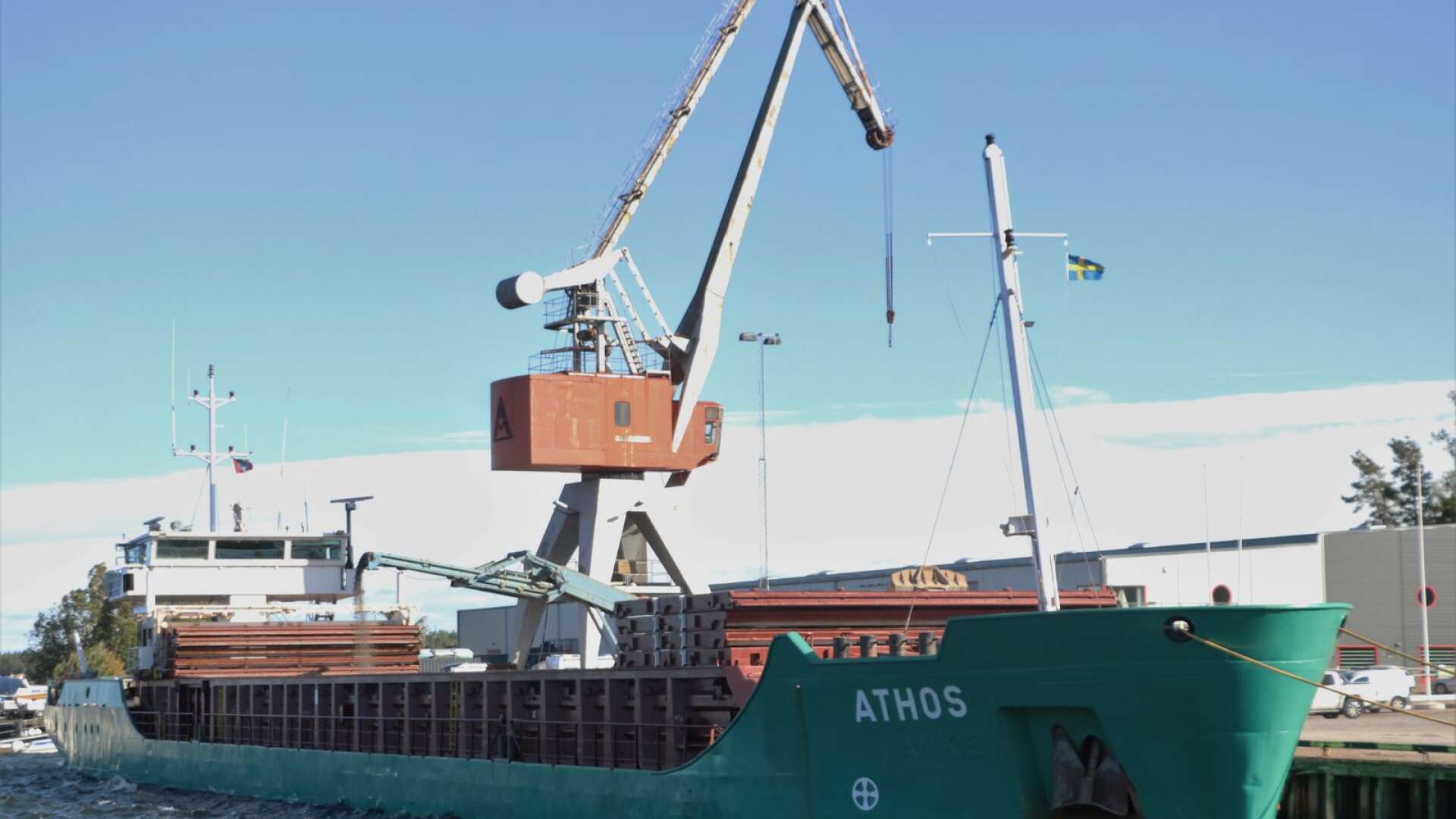 Åmål överväger att sälja sitt aktieinnehav i Vänerhamn AB, då kommunen inte får ut något av delägarskapet. Åmåls hamn används för närvarande bara av Euro Sand. 2021 transporterade bolaget 80 000 ton specialsten och kross med båt från hamnen.