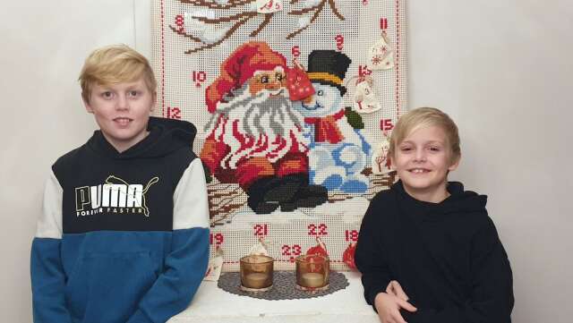 Bröderna Rasmus och Vincent Gullberg i Lyrestad ser fram emot årets julkalender. 