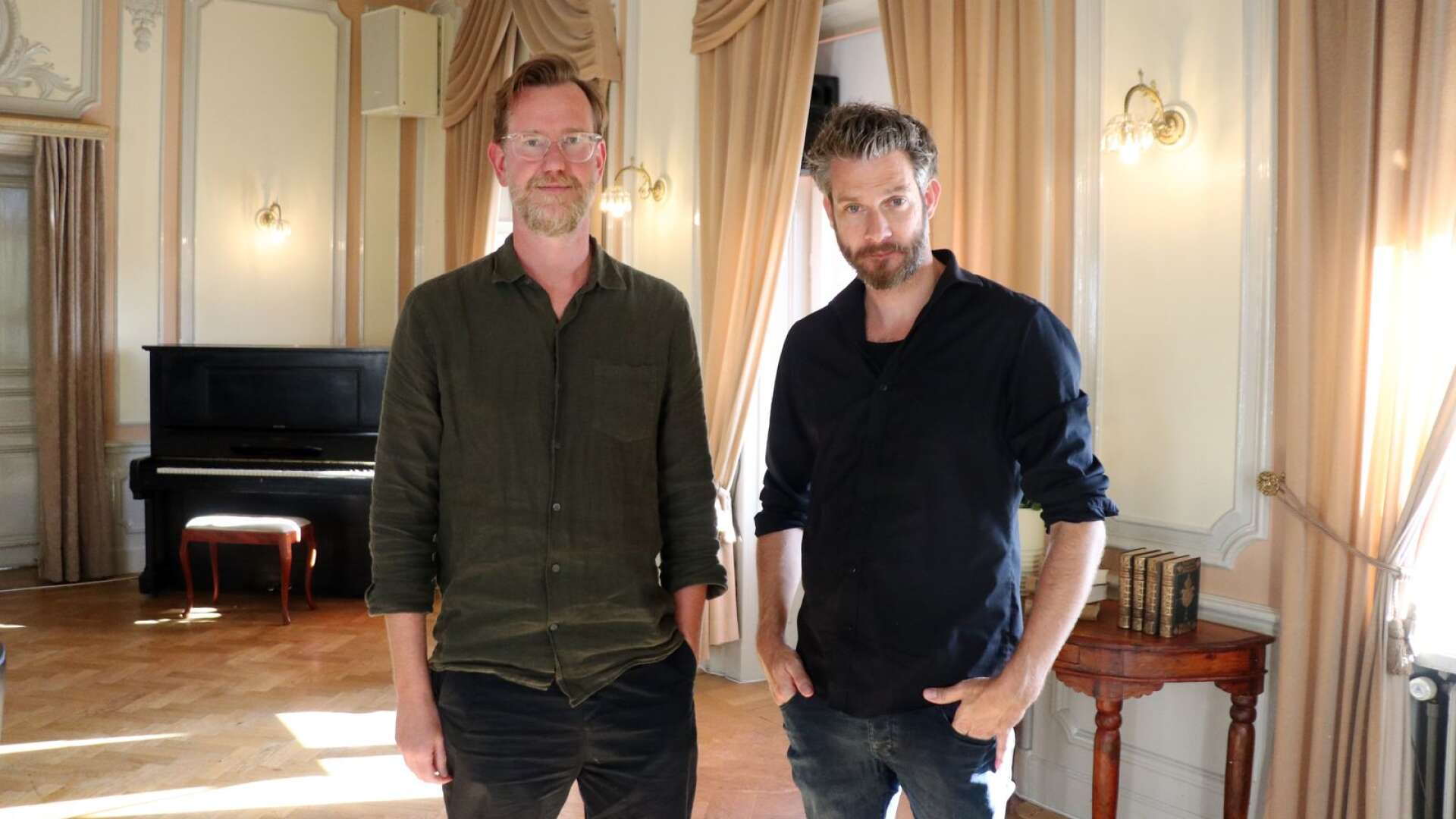 Deckarförfattarna Peter Mohlin och Peter Nyström från Åmål släpper en ny bok. På torsdag är de ute på en releaseturné i Dalsland. 