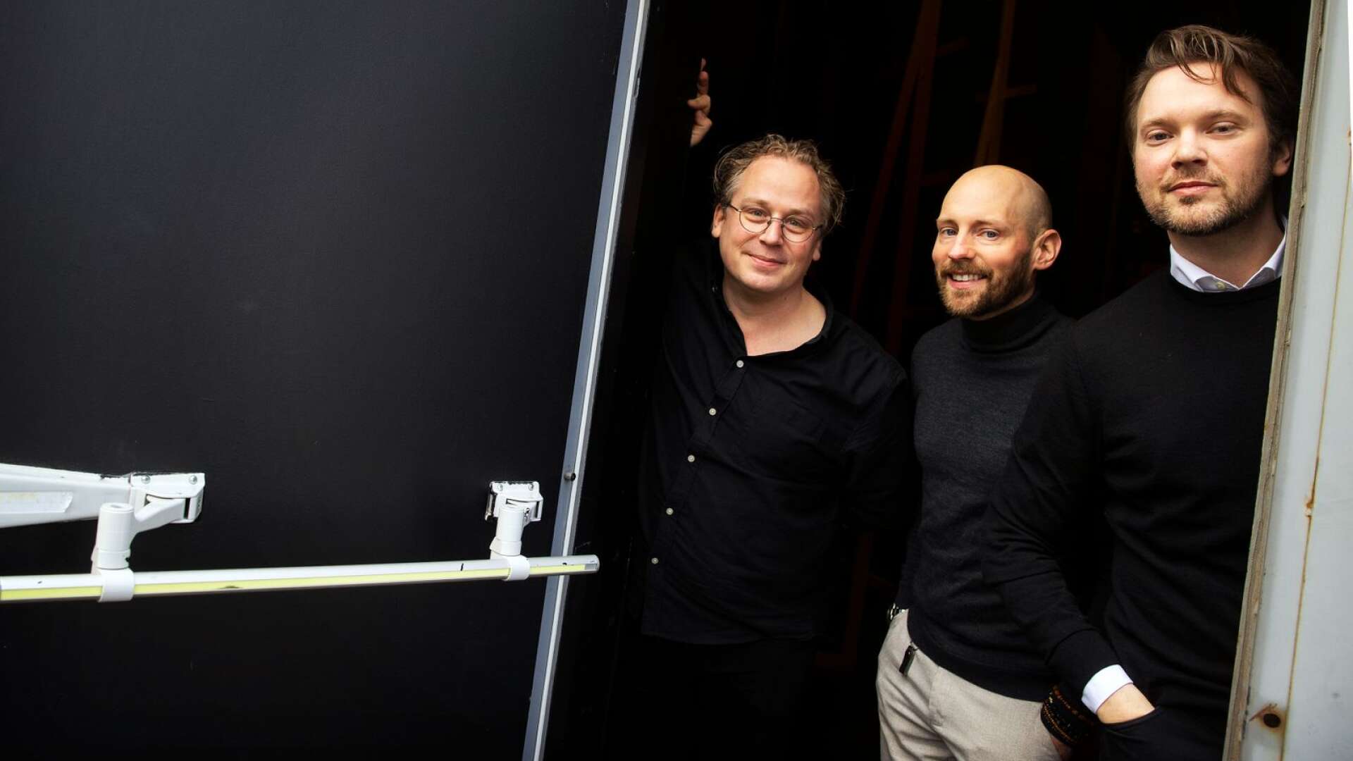 Markus Virta, Pierre Oxenryd och Johan Hwatz är upphovsmännen bakom det som ska bli en helt ny musikal, baserad på succéboken Hundraåringen som klev ut genom ett fönster och försvann.