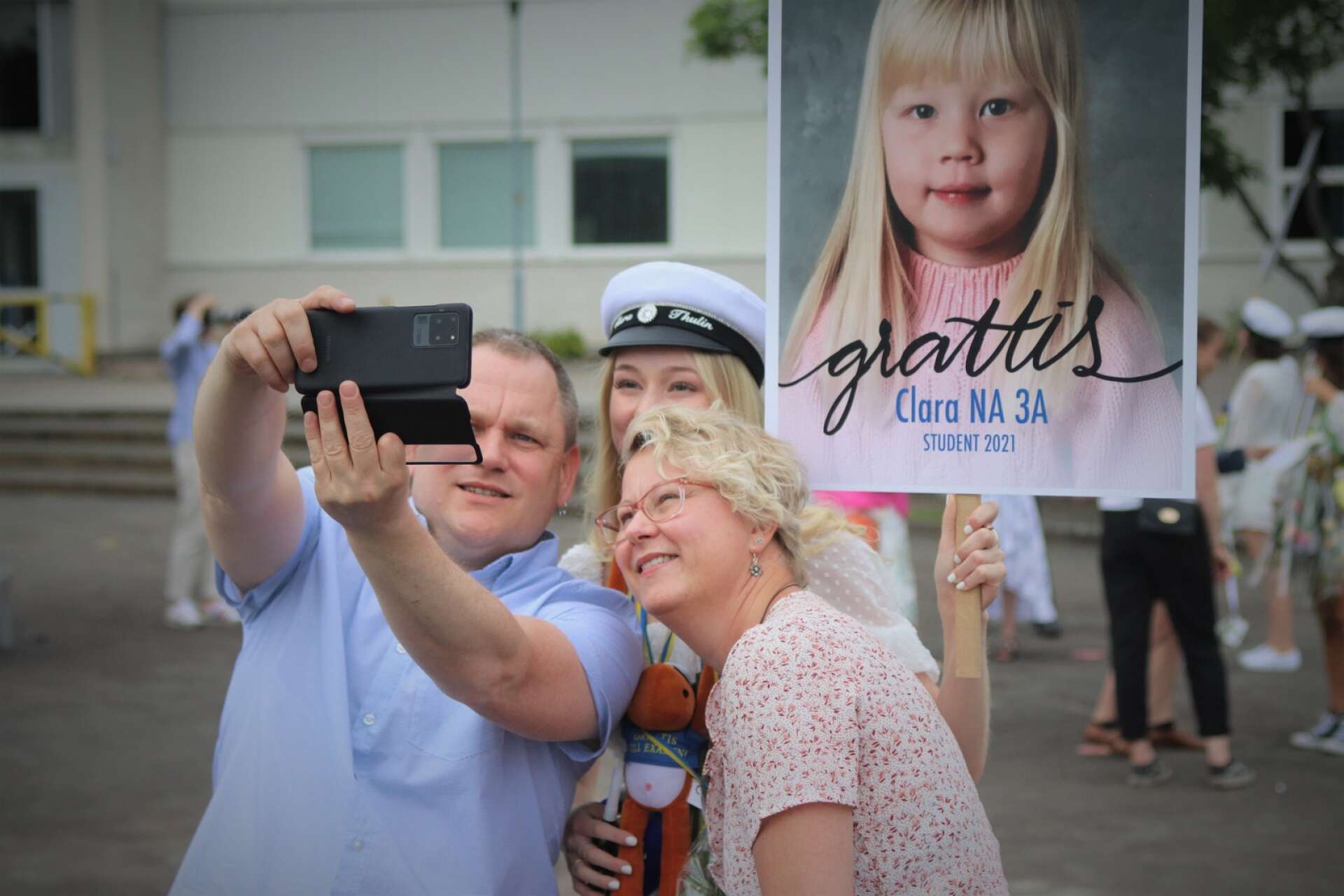 Clara Thulin passade på att ta en groupie tillsammans med föräldrarna Anders Fagerström och Anneli Thulin. 