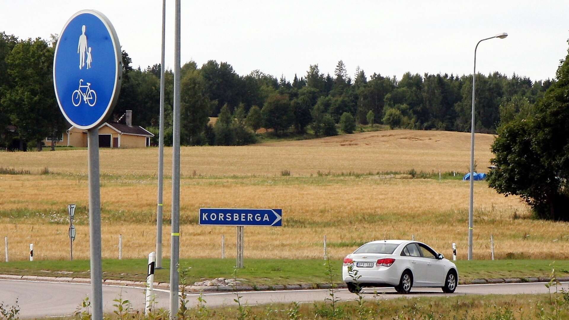 Vägen västerut från Hjo till Korsberga behöver få ökad status av Trafikverket, anser Hjo kommun. En åtgärdsvalsstudie håller på att arbetas fram och kommunen har fått ta del av ett första utkast.