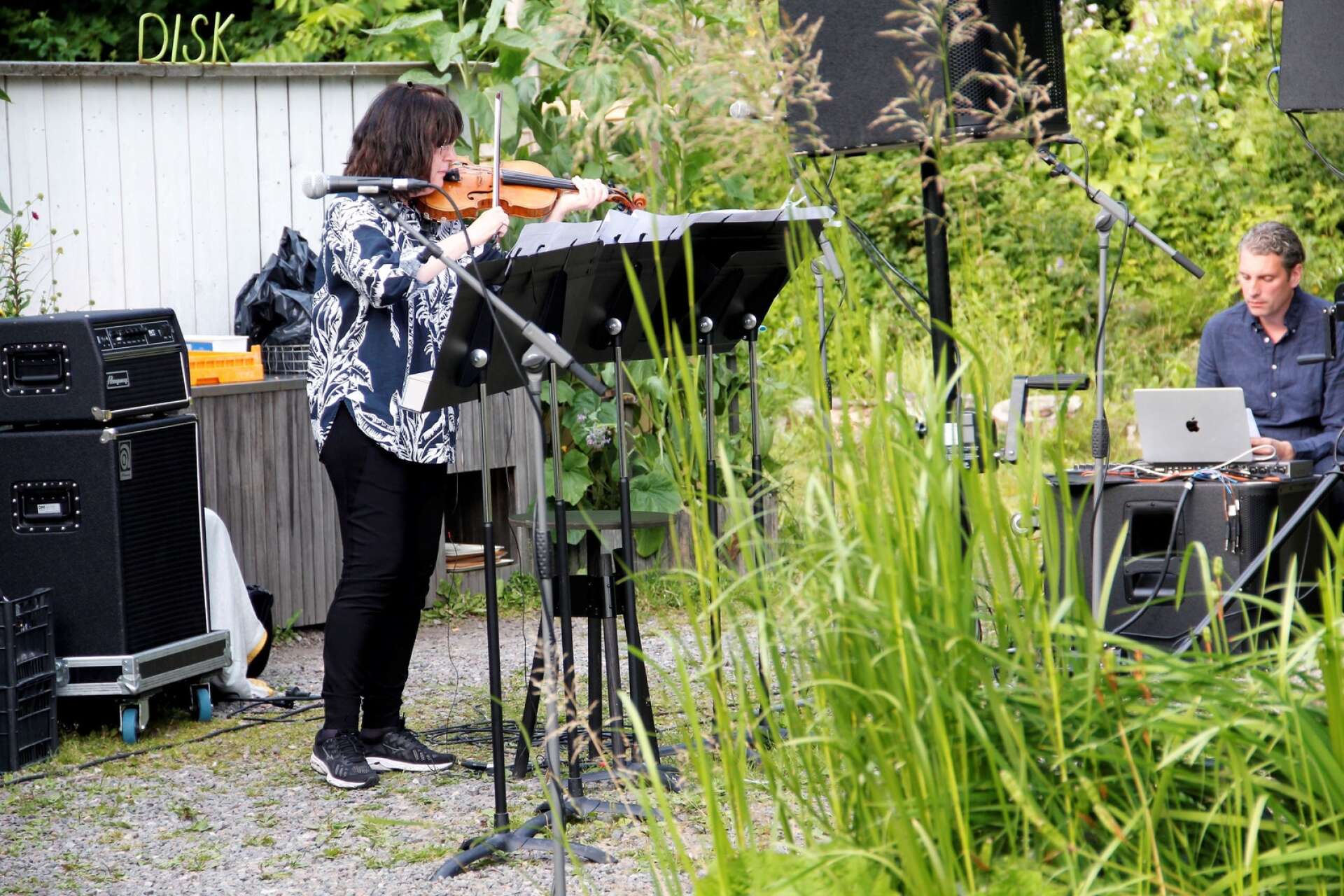 Violinisten Eva Lindal framförde ett verk av den experimentella kompositören Malin Bång.