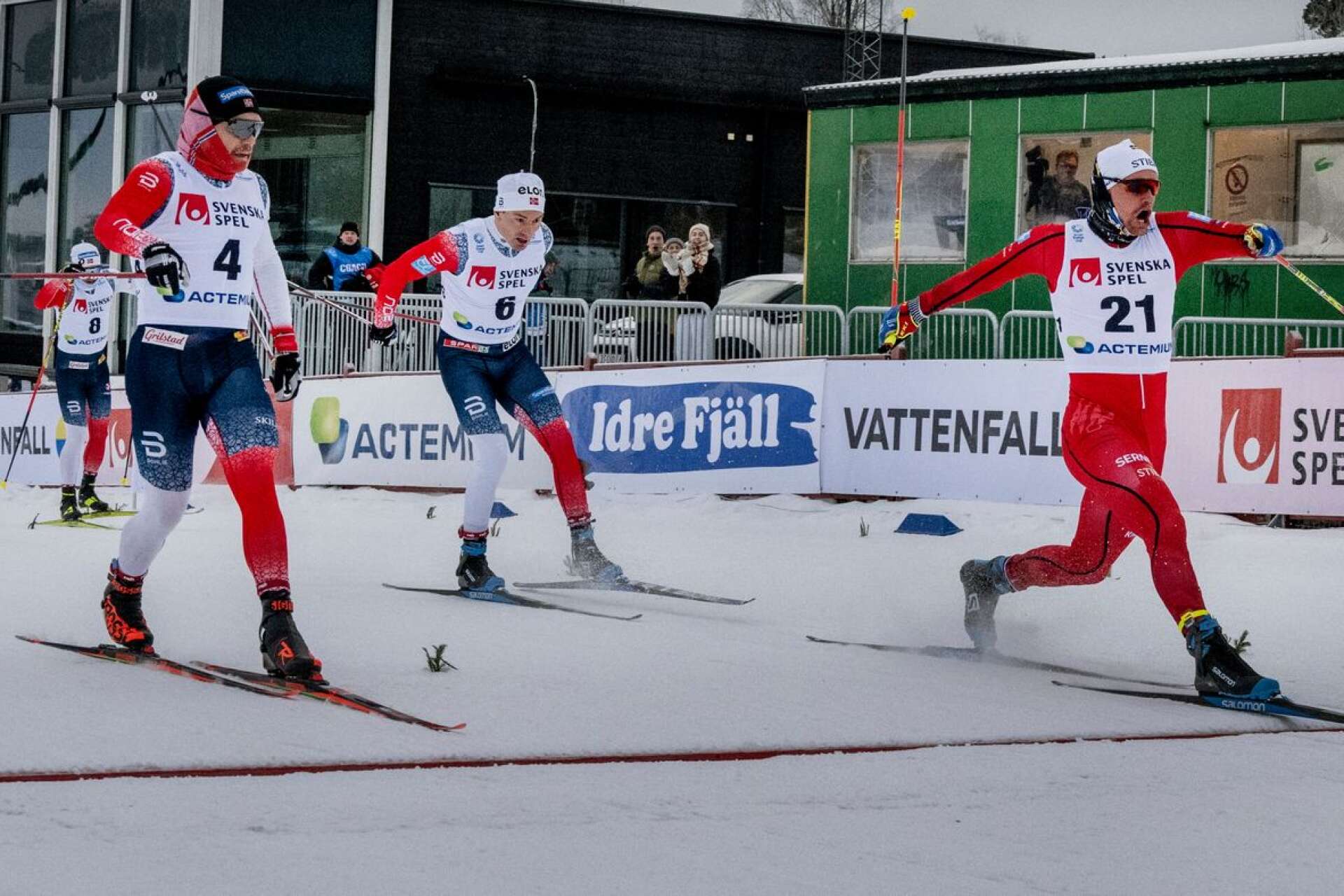 Karl-Johan Westberg skär mållinjen först i Falun.