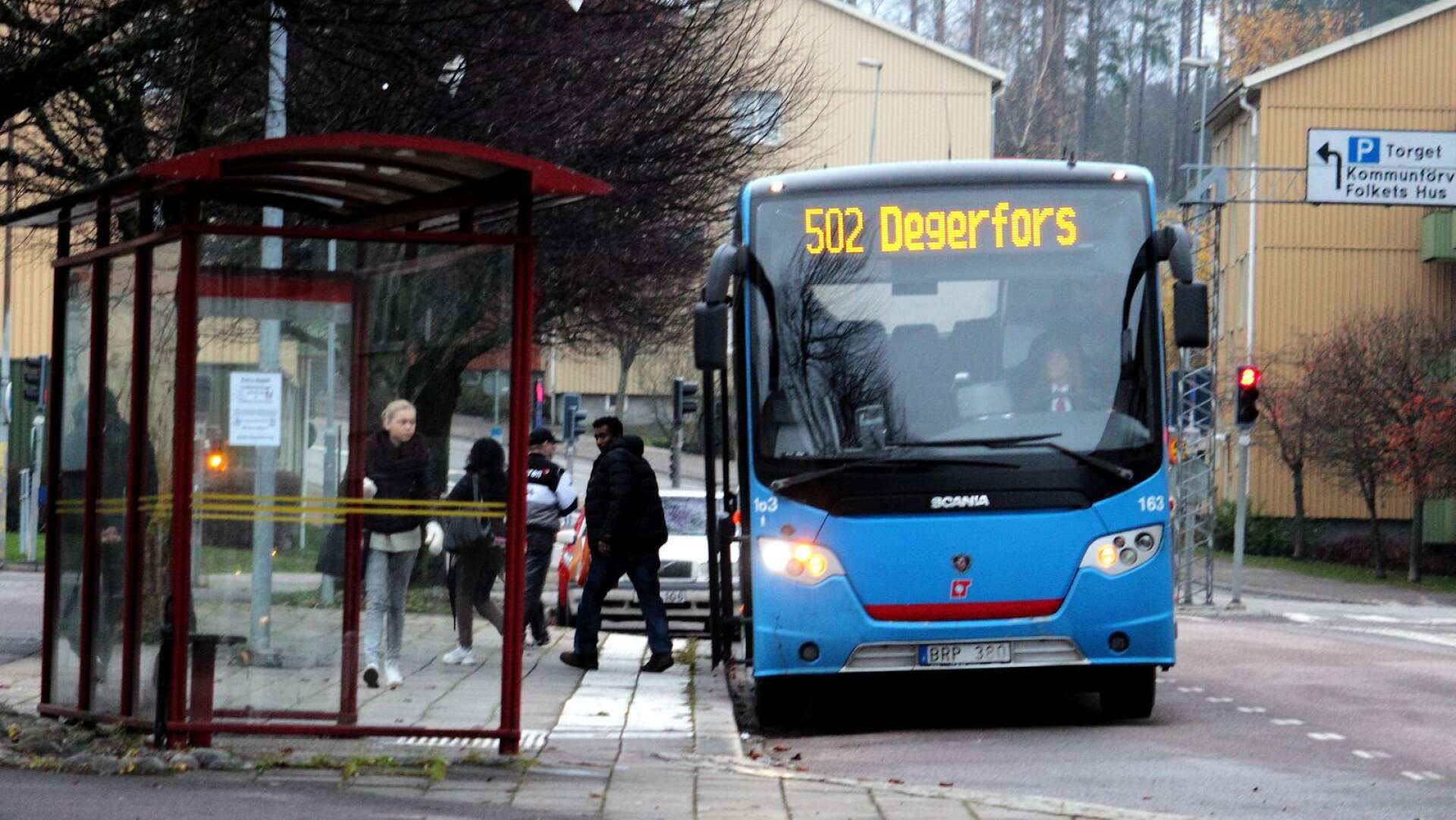 Elever i Degerfors och Karlskoga som bor närmare än sex kilometer från gymnasieskolan kommer inte få ett gratis busskort, om förslaget blir verklighet. 