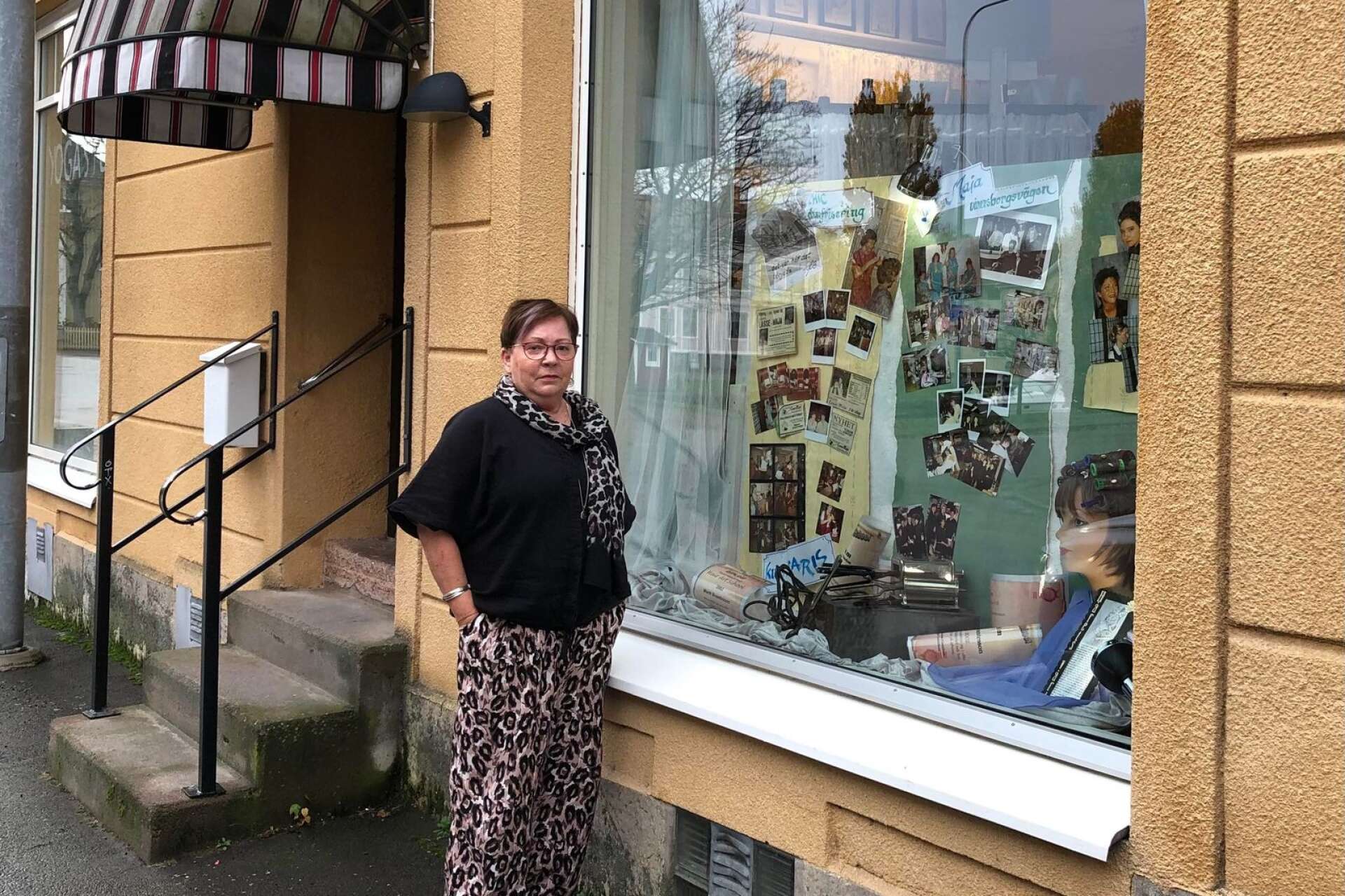 Marit Svantesson visar bildcollaget som hänger i skyltfönstret på Kyrkogatan i Åmål.