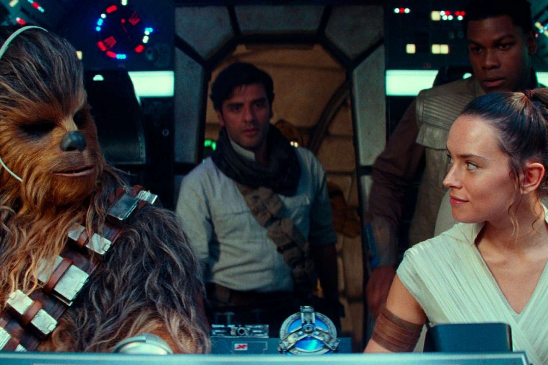 Chewbacca med nya kamrater i Millennium Falcons cockpit.