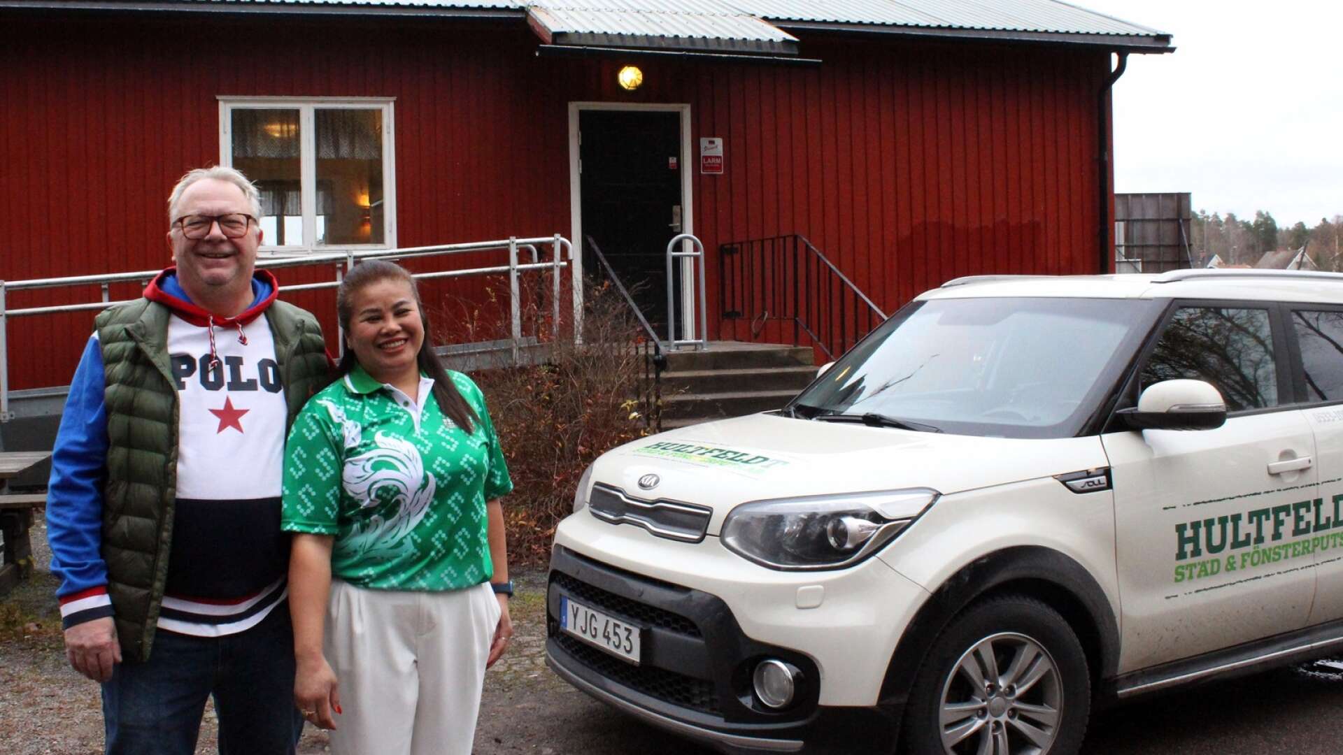 Mats och Janjira Hultfeldt är glada över köpet av Skogshyddan. 