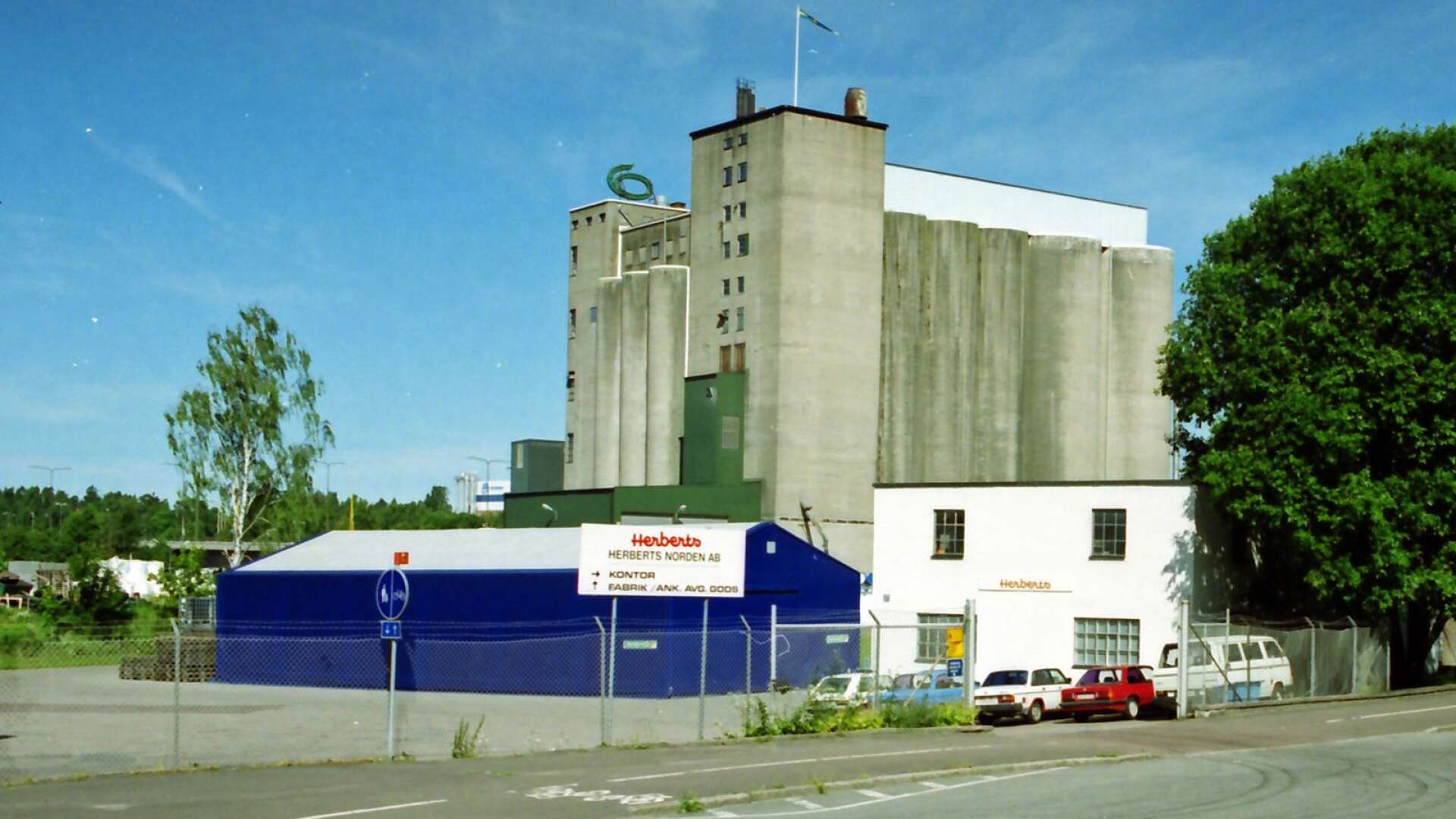 Herberts Norden AB hade inte bara verksamhet i före detta mejeriet utan också i byggnader strax intill vid Tingsgatan. 