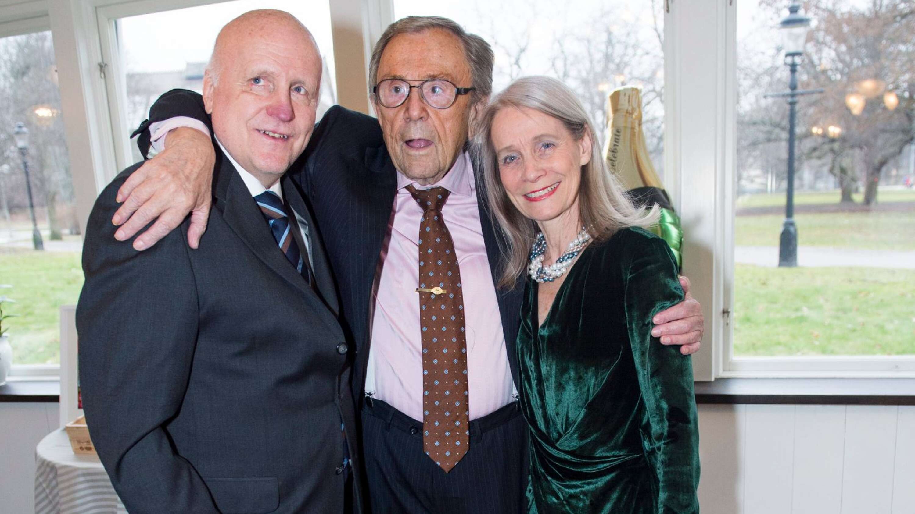 2015: Arne Weise (mitten) firar sin 85-årsdag med Arne Hegerfors och Kerstin Hegerfors på Wärdshuset Ulla Winbladh i Stockholm.
