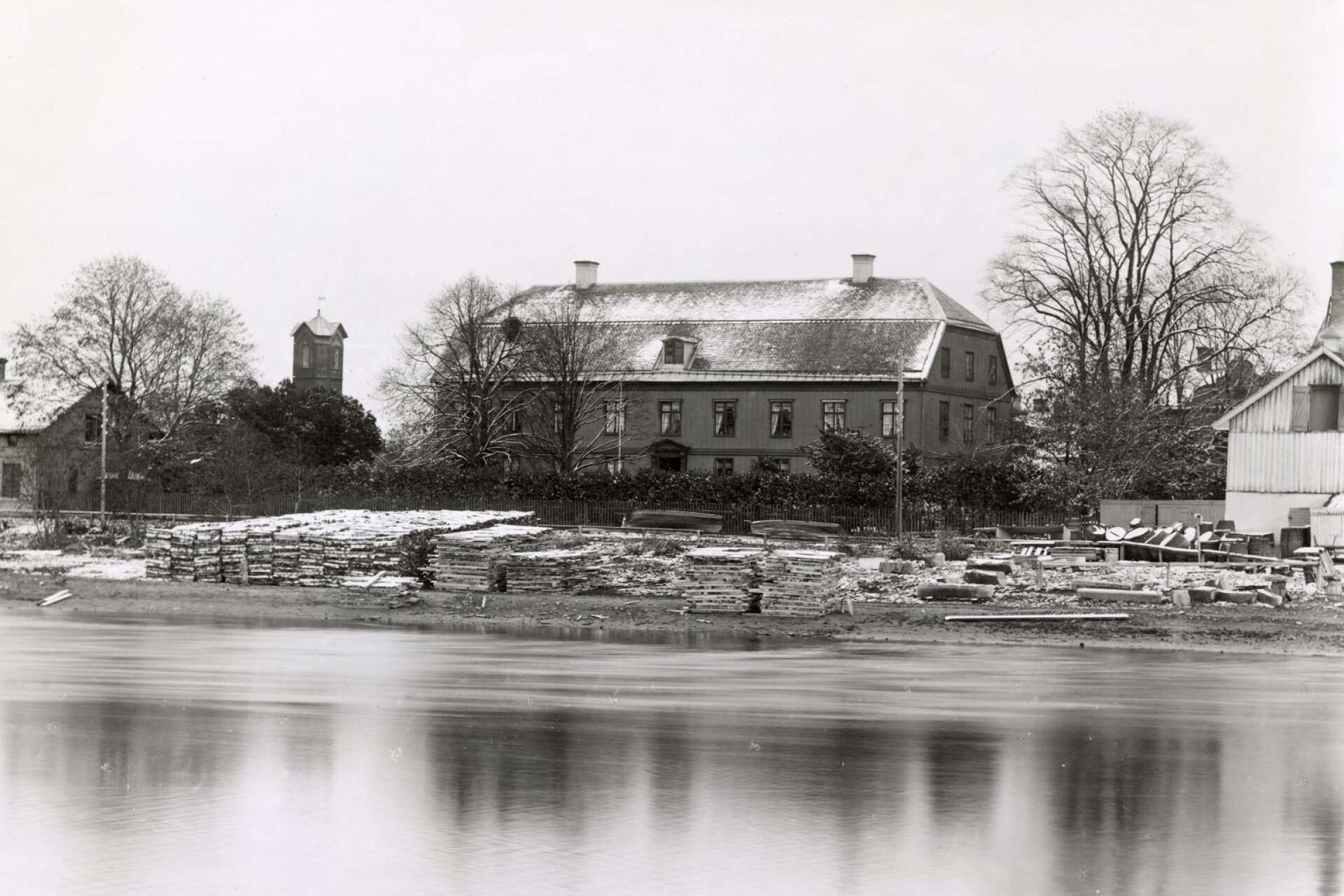 Biskopsgården runt år 1900. Sitt utseende fick den redan 1785.