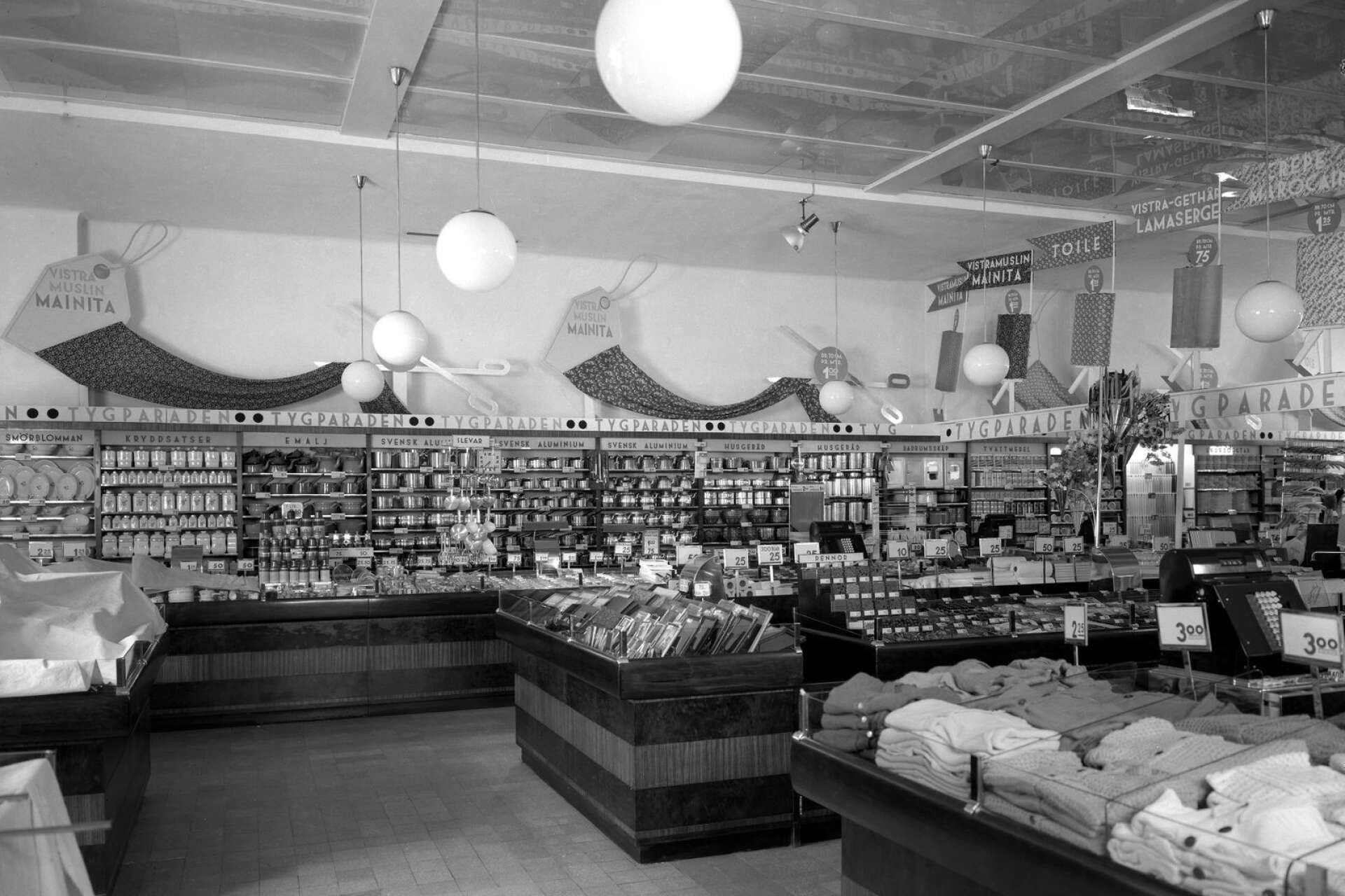 Stort utbud av tyger hos varuhuset Epa på Tingvallagatan 19. Bilden är tagen 1940. 