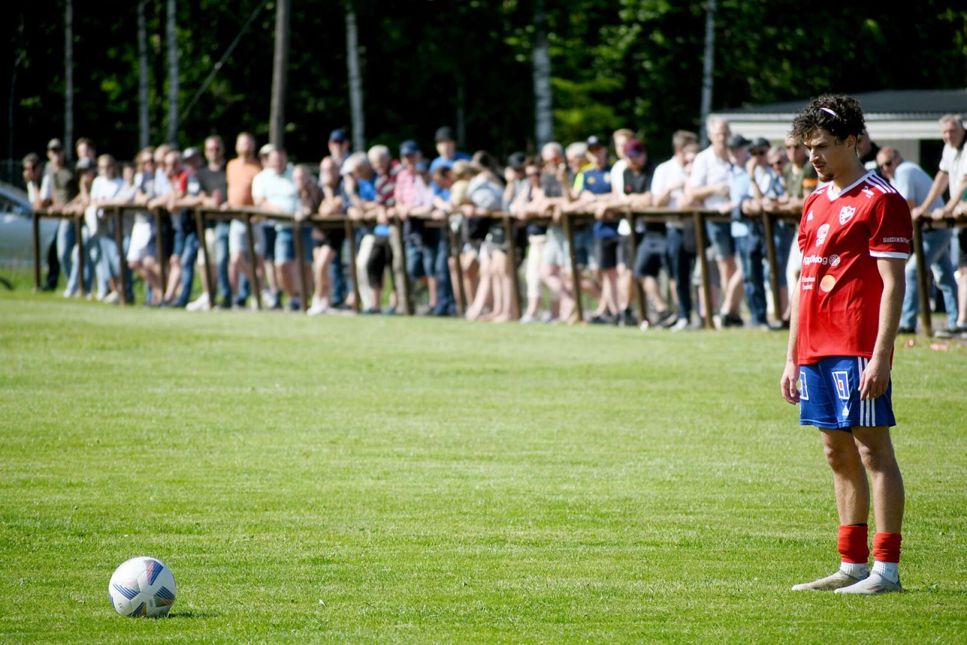 Omar Soukkar inför en frispark i den heta derbymatchen mot Rottneros IK, som drog storpublik.