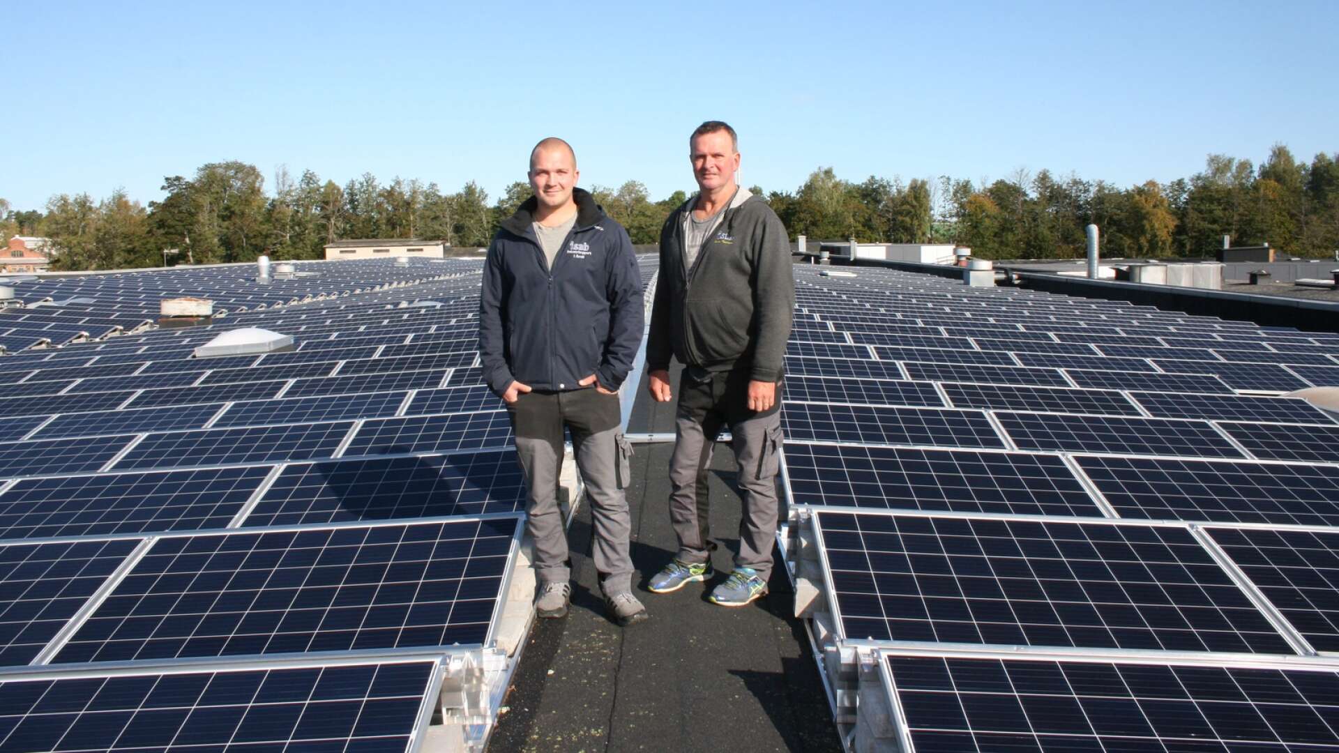 Jimmie Karlsson och Janne Karlsson som driver Industrisupport i Åmål investerade häromåret i 5000 kvadratmeter solpanel. Nu kompletterar de panelerna med Azelios energilagringssystem.
