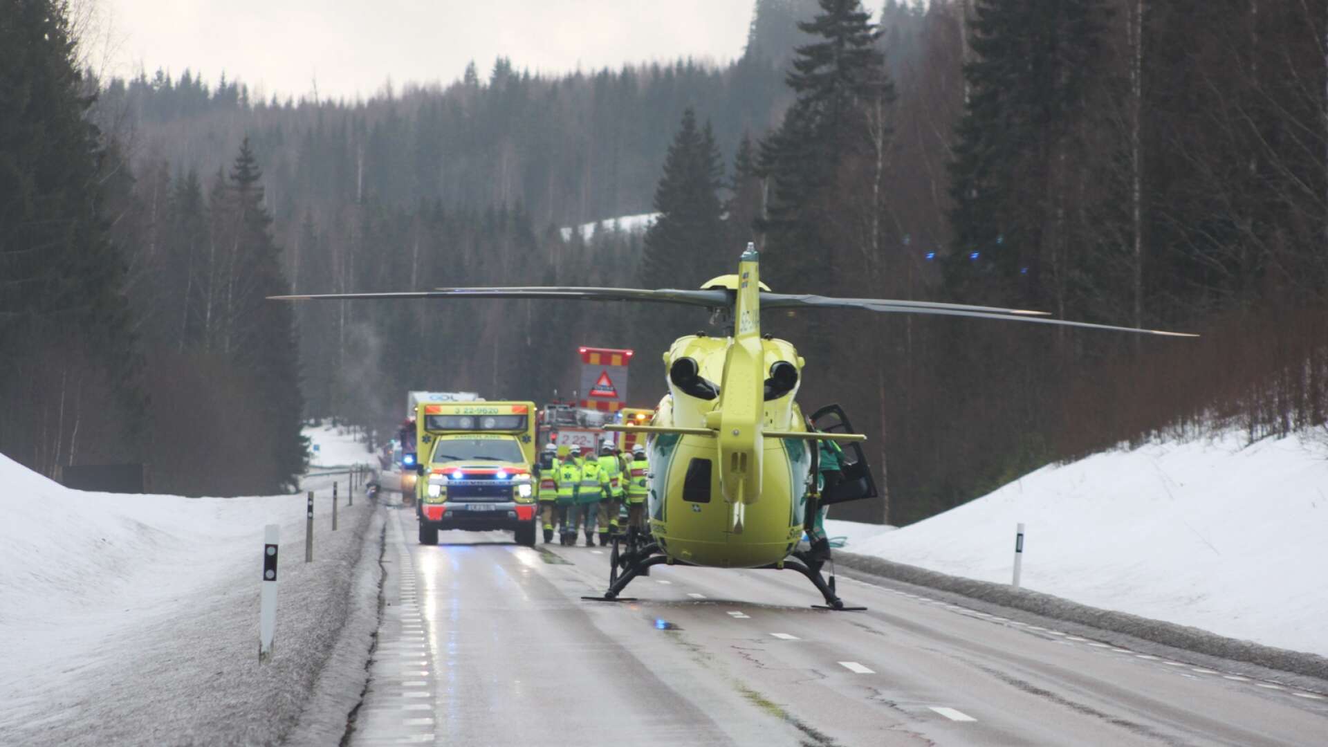 Ambulanshelikopter har varit på plats efter olyckan på E45. Sex personer ska vara drabbade, fyra vuxna och två barn.