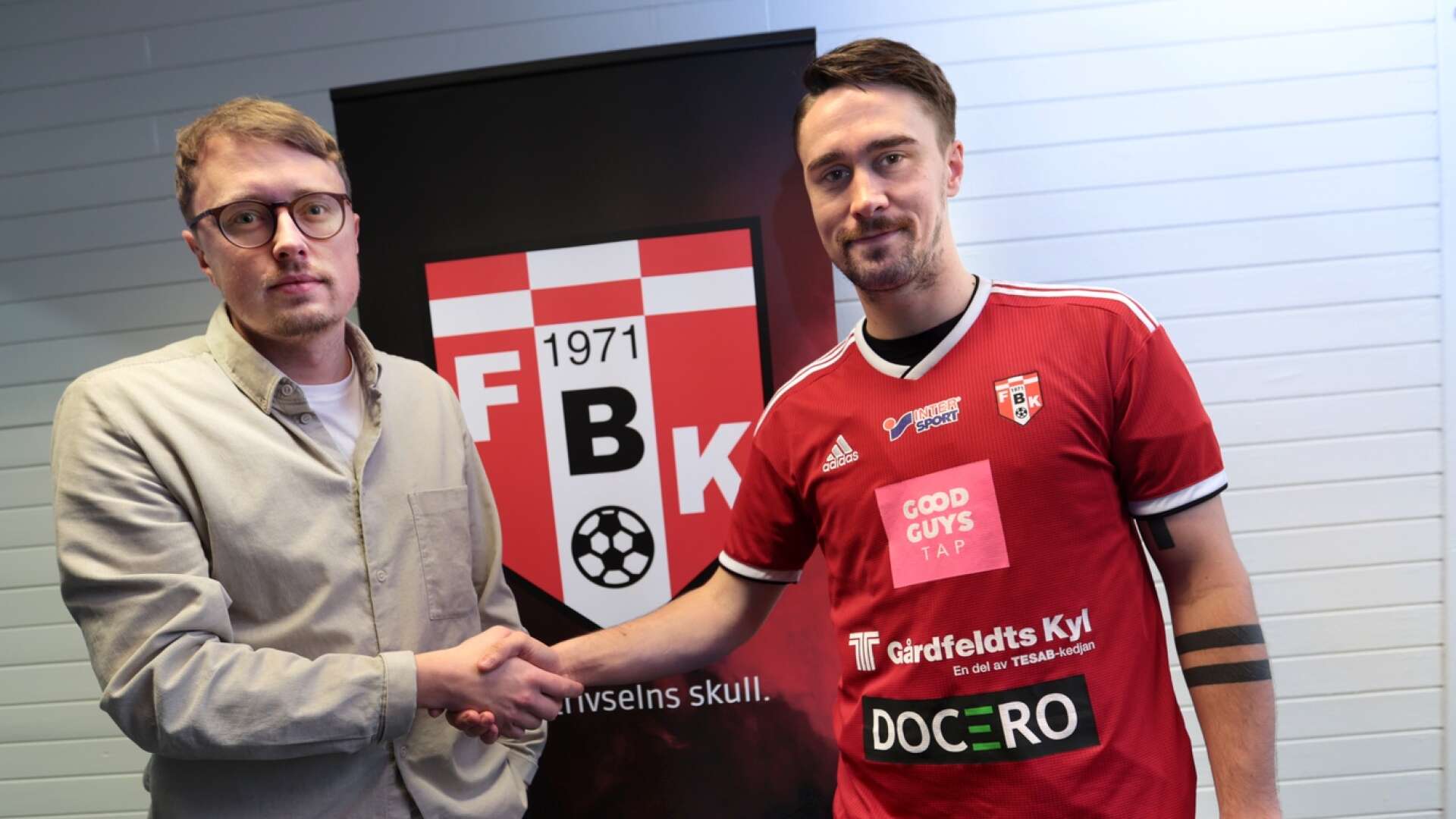 Nye sportchefen Erik Wennberg hälsar André Jernberg välkommen till FBK Karlstad.