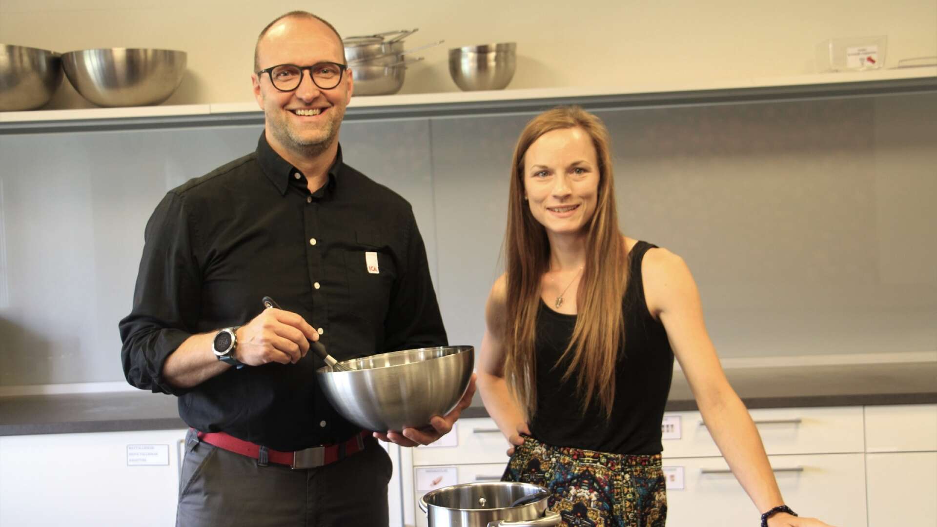 Magnus Friberg och Cissi Hagberg gör sig redo för matlagningskurs som riktar sig till barnfamiljer.