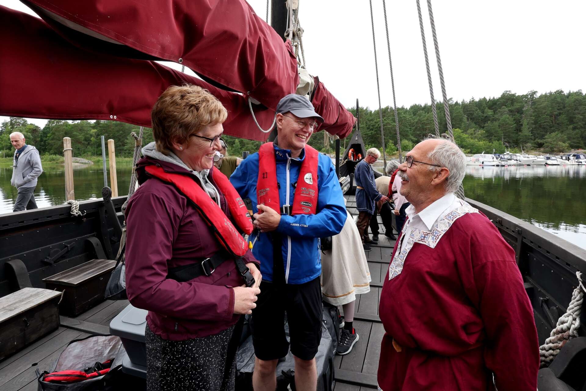 Anna Nilsson och Janne Karlsson från Karlstad lyssnar intresserat när Kjell Kullberg berättar om skeppet. 