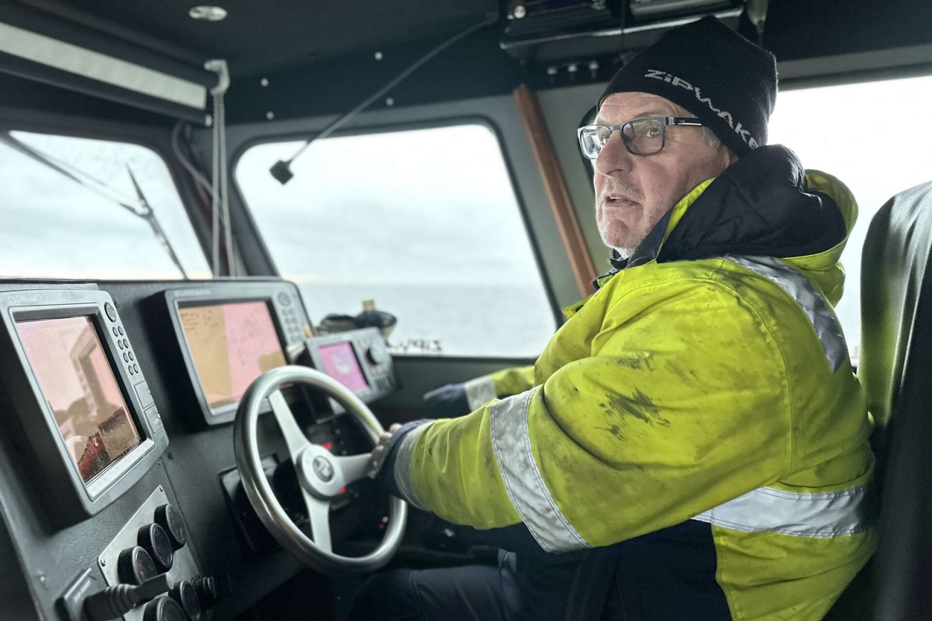 Thommy Möller, yrkesfiskare i Vänern sedan 40 år på väg ut på en ny fisketur. Varje dag innebär nya förutsättningar som måste analyseras för att kunna hitta fisken.