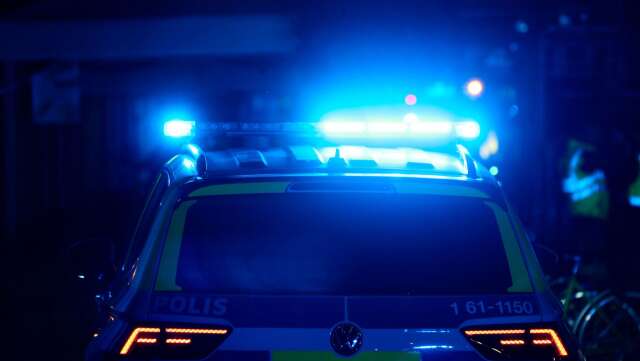 Polisen i Västra Götaland fick under natten mot söndag larm om en att en person åkte på en bil, stående på motorhuven. Patrullen var dock inte tillgänglig för att fånga in motorhuvsåkaren.