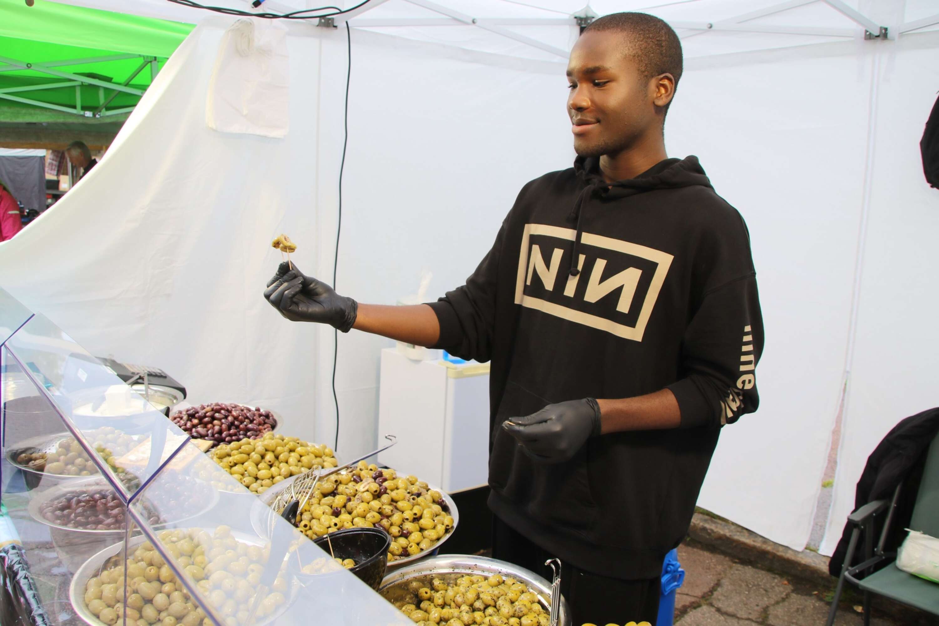 Junior Prince Atongwe lät besökarna provsmaka smarriga oliver.
