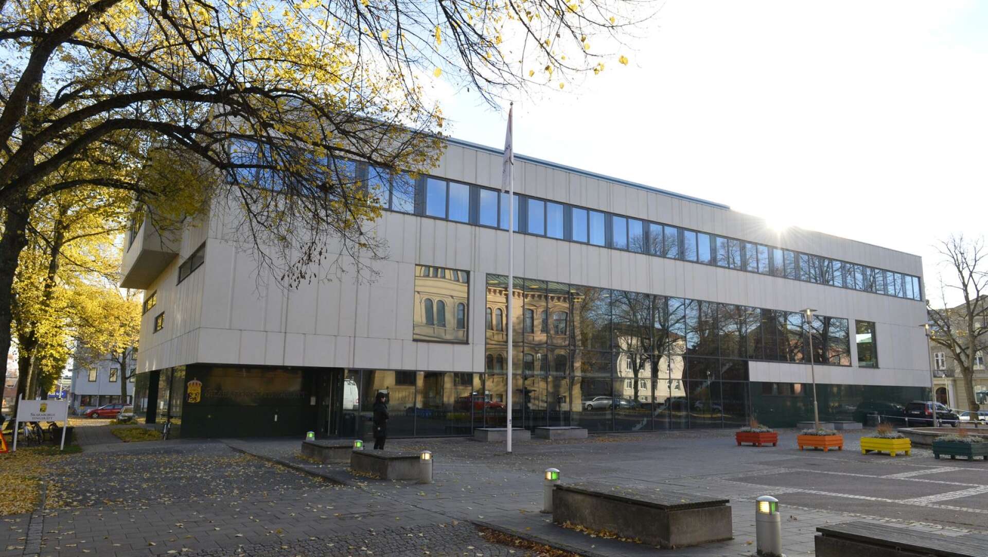 Mannen häktades vid Skaraborgs tingsrätt i Skövde, på sannolika skäl misstänkt för våldtäkt mot barn. 