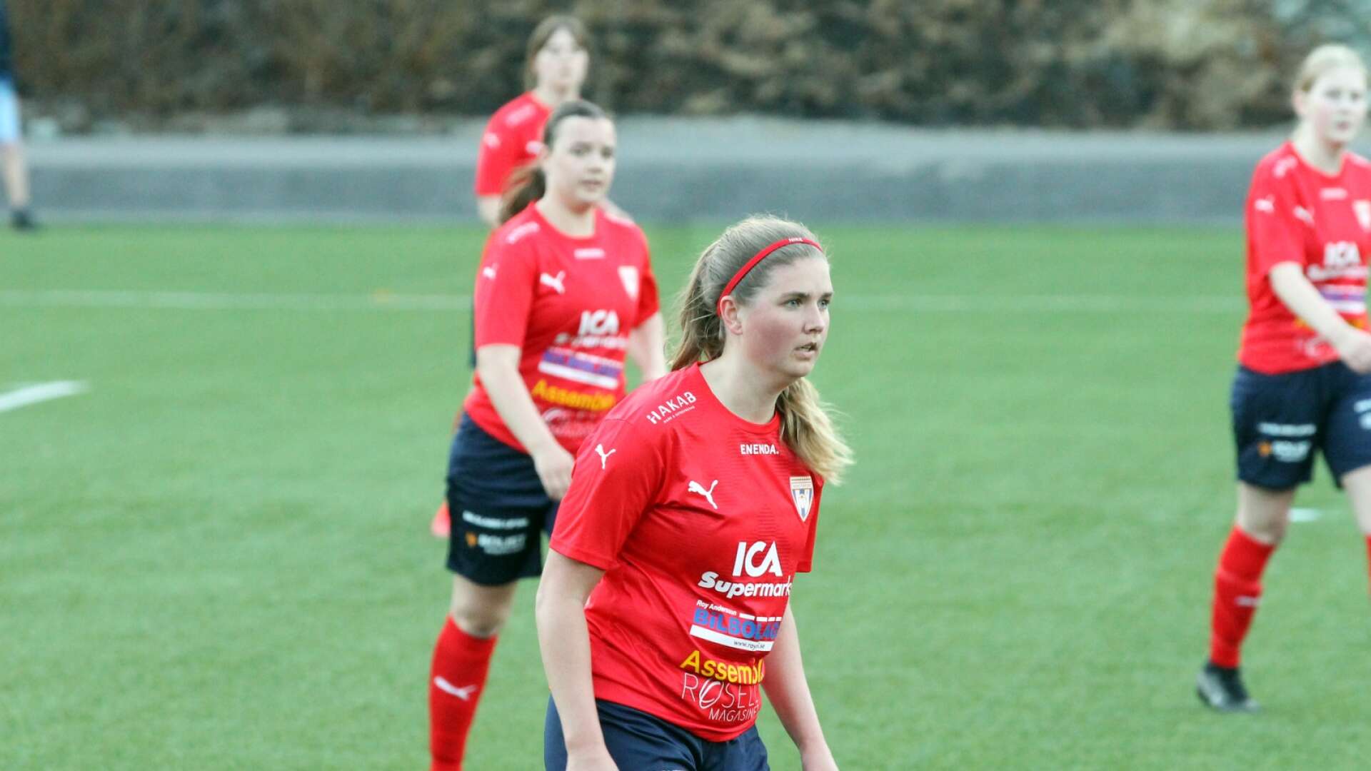 Bengtsfors IF besegrade Åsebro IF, efter mål av Elin Olofsson (närmast).