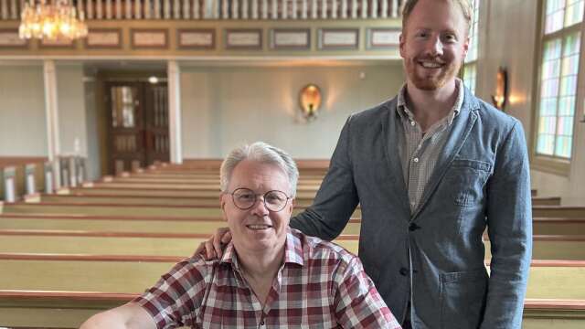Far och son Lundström - Nils och Mattias - underhåller i Tveta kyrka.