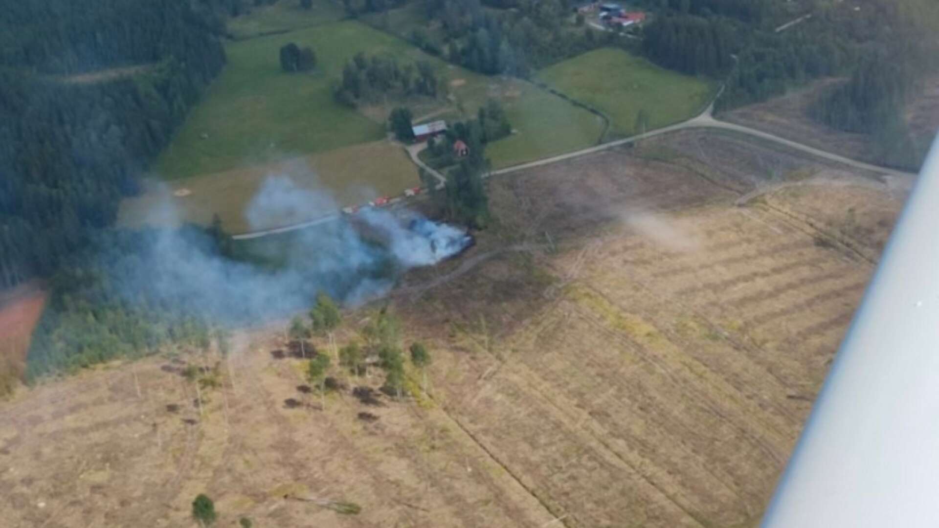 Brandflyget kallades in för att hjälpa vid branden i Munkfors kommun.