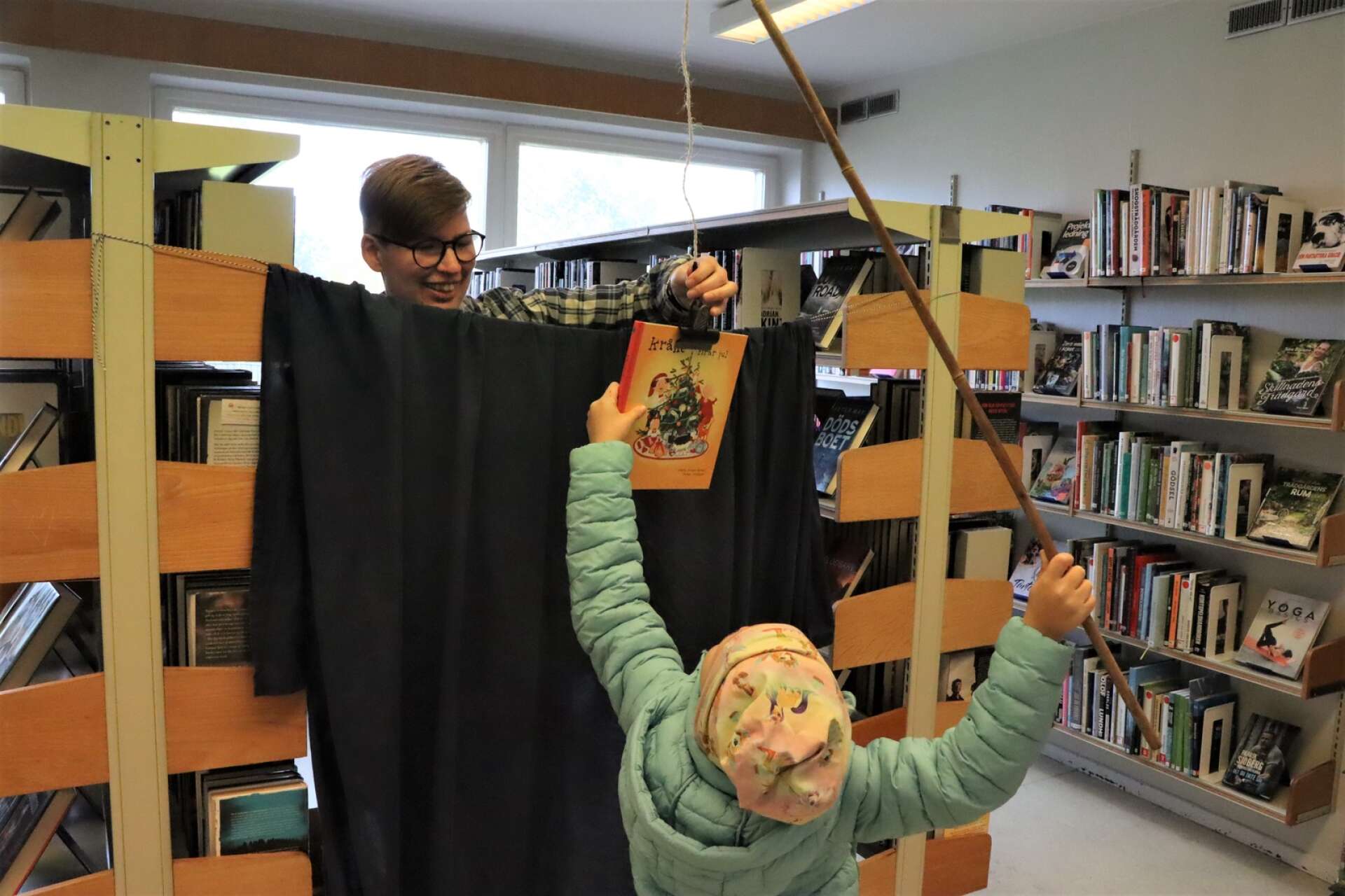I en fiskdamm på biblioteket kunde man få bra napp, med hjälp av bibliotekarien JC Svensson. 