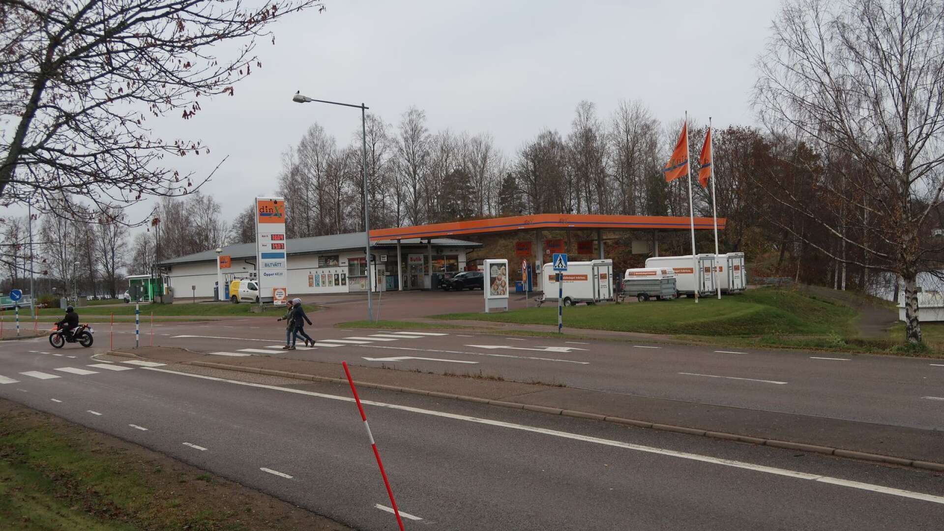 Det var vid och kring Din-X bensinstation i Bengtsfors som storbråket ägde rum på lördagskvällen.