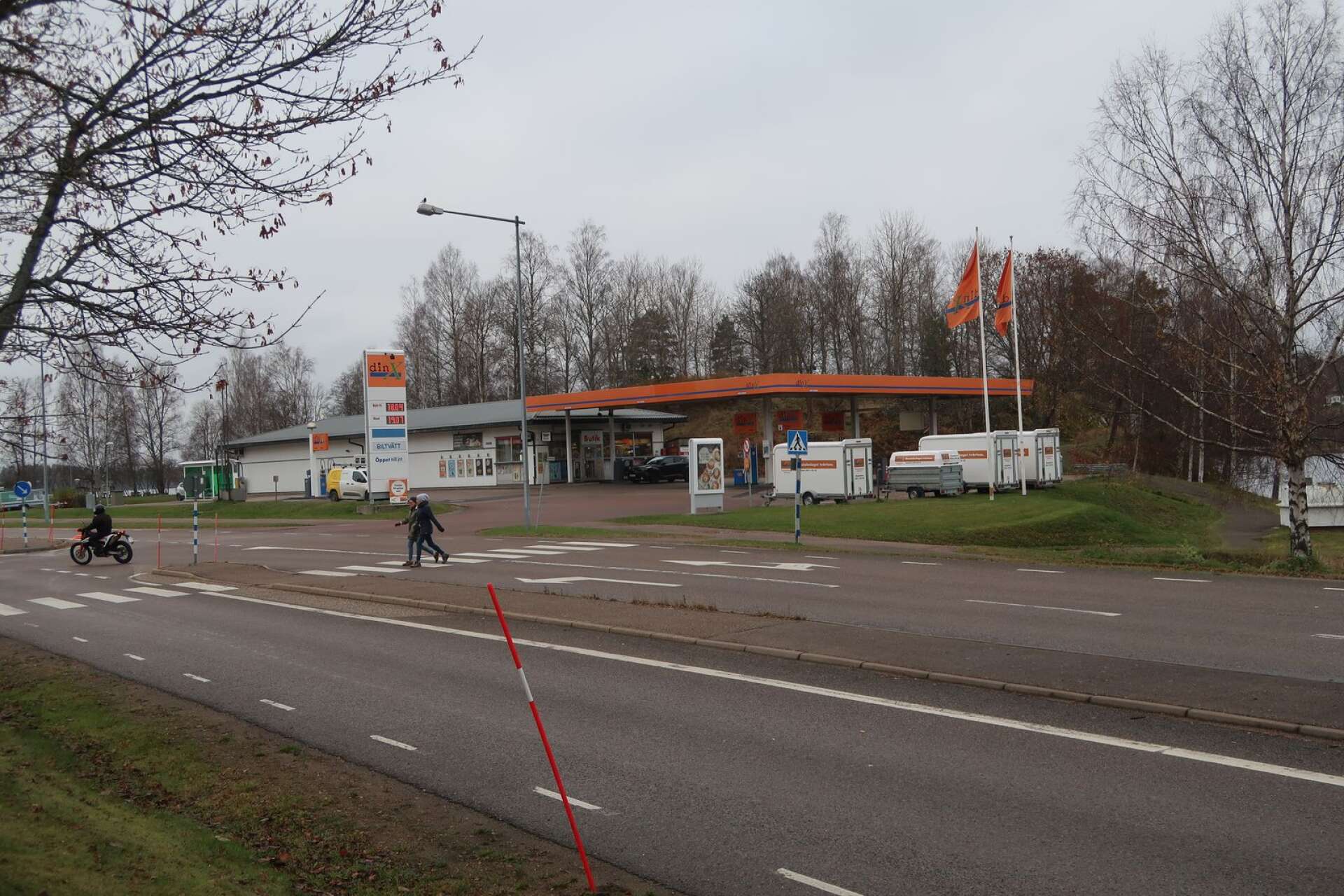Det var vid och kring Din-X bensinstation i Bengtsfors som storbråket ägde rum på lördagskvällen.