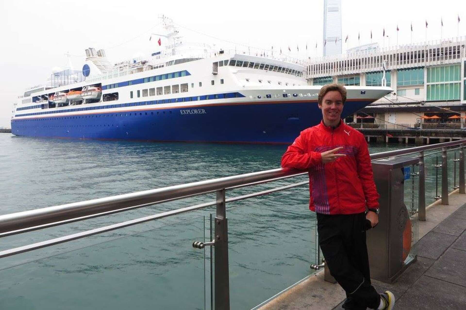 David vid båten i Hongkong under sin termin till havs.
