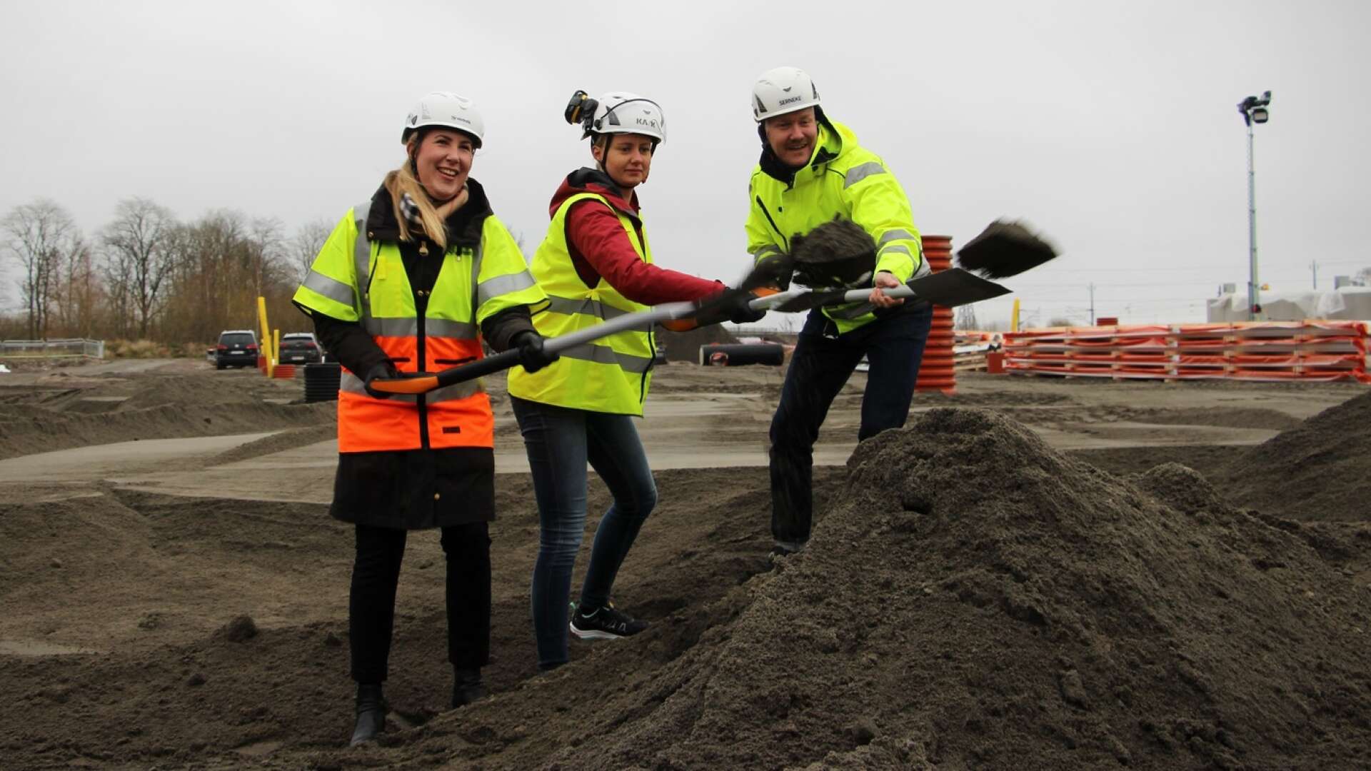 Ann-Christine Sommer, projektledare Västtrafik, Emma Johansson, projektledare Intea och Christer Larsson, regionschef Serneke tog de första spadtagen vid nya Falköpings depå. 