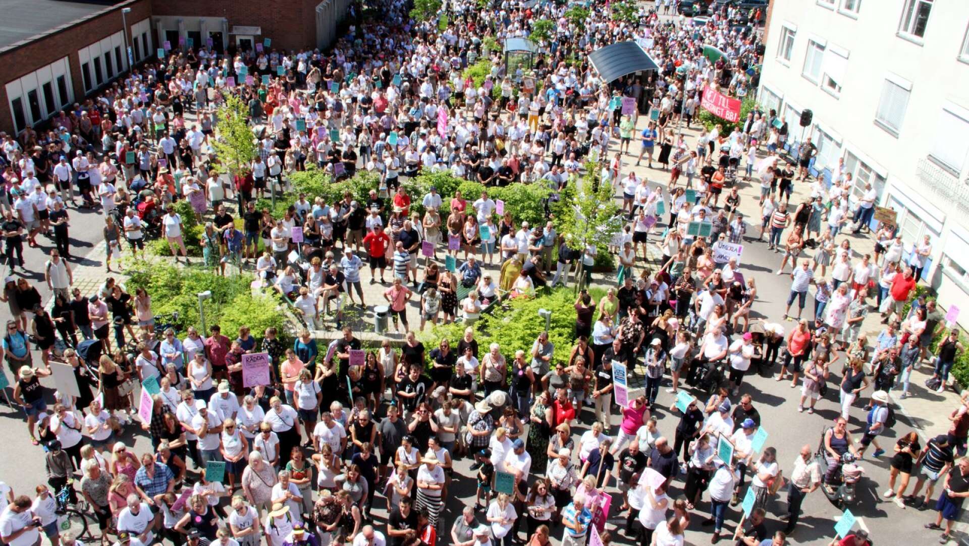 Demonstrationen mot nedläggningen av förlossningsavdelningen i Karlskoga lockade nästan 5 000 deltagare