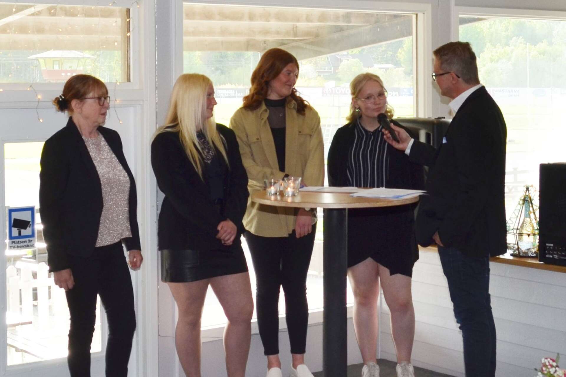 Årets ledare i travskolan: Lena Karlsson, Elisa Åhl, Elaine Zackariasson och Linnea Åhl. Saknas på bilden gör Felicia Fagelberg-Ohlsson.